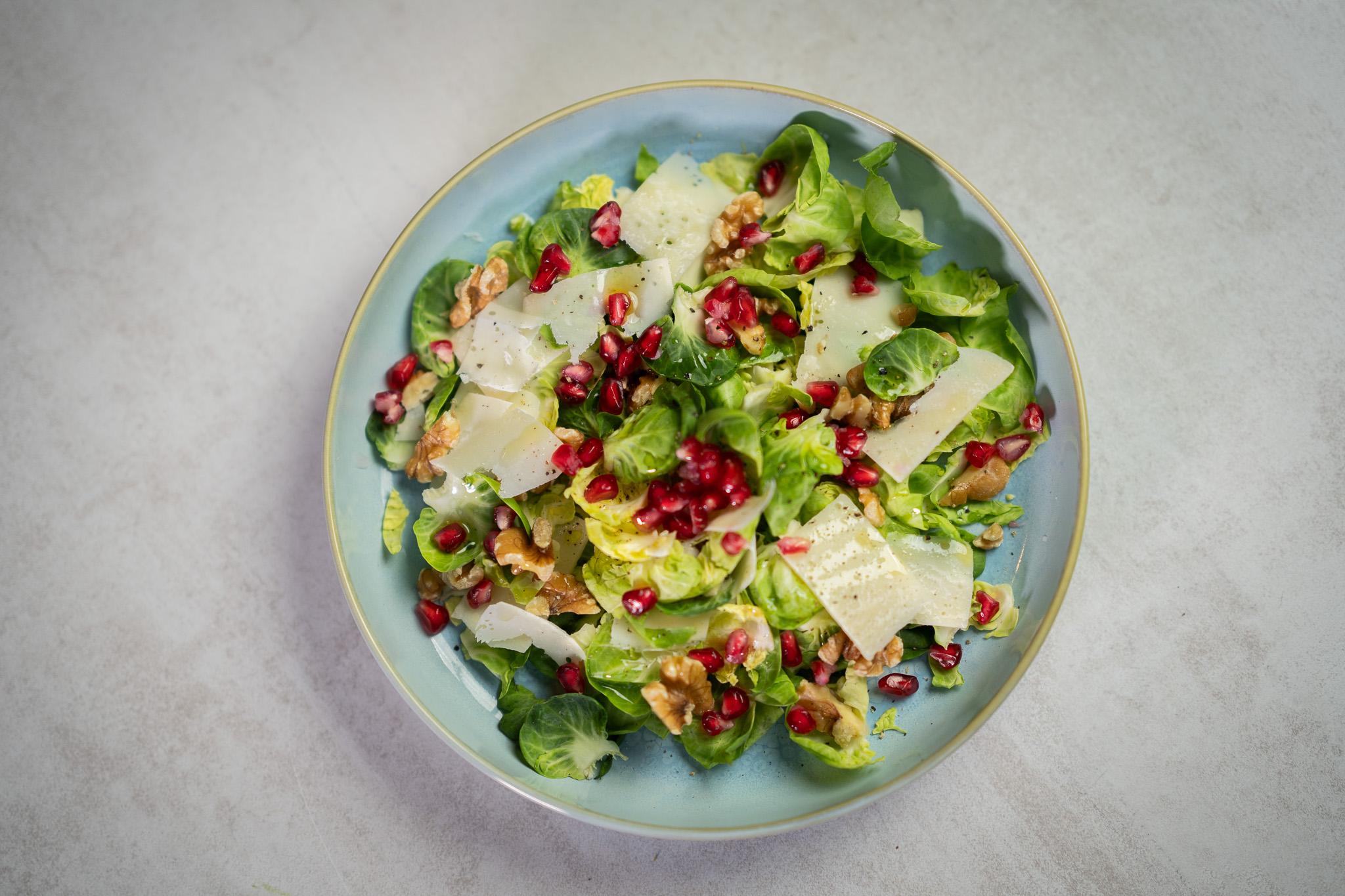 rosenkål i salat med granateple