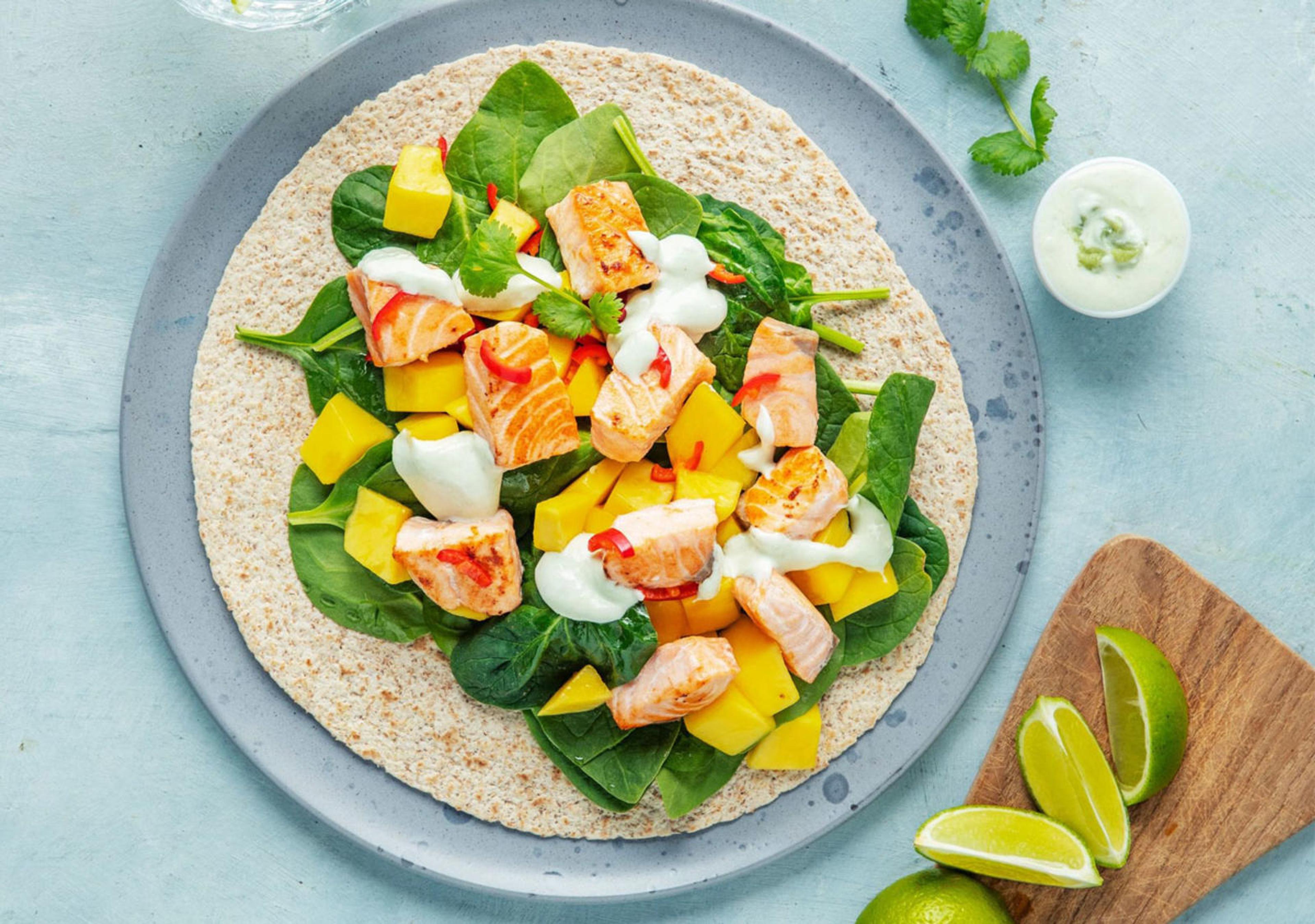 Wrap med laks og mango, med lime og spinatbladet