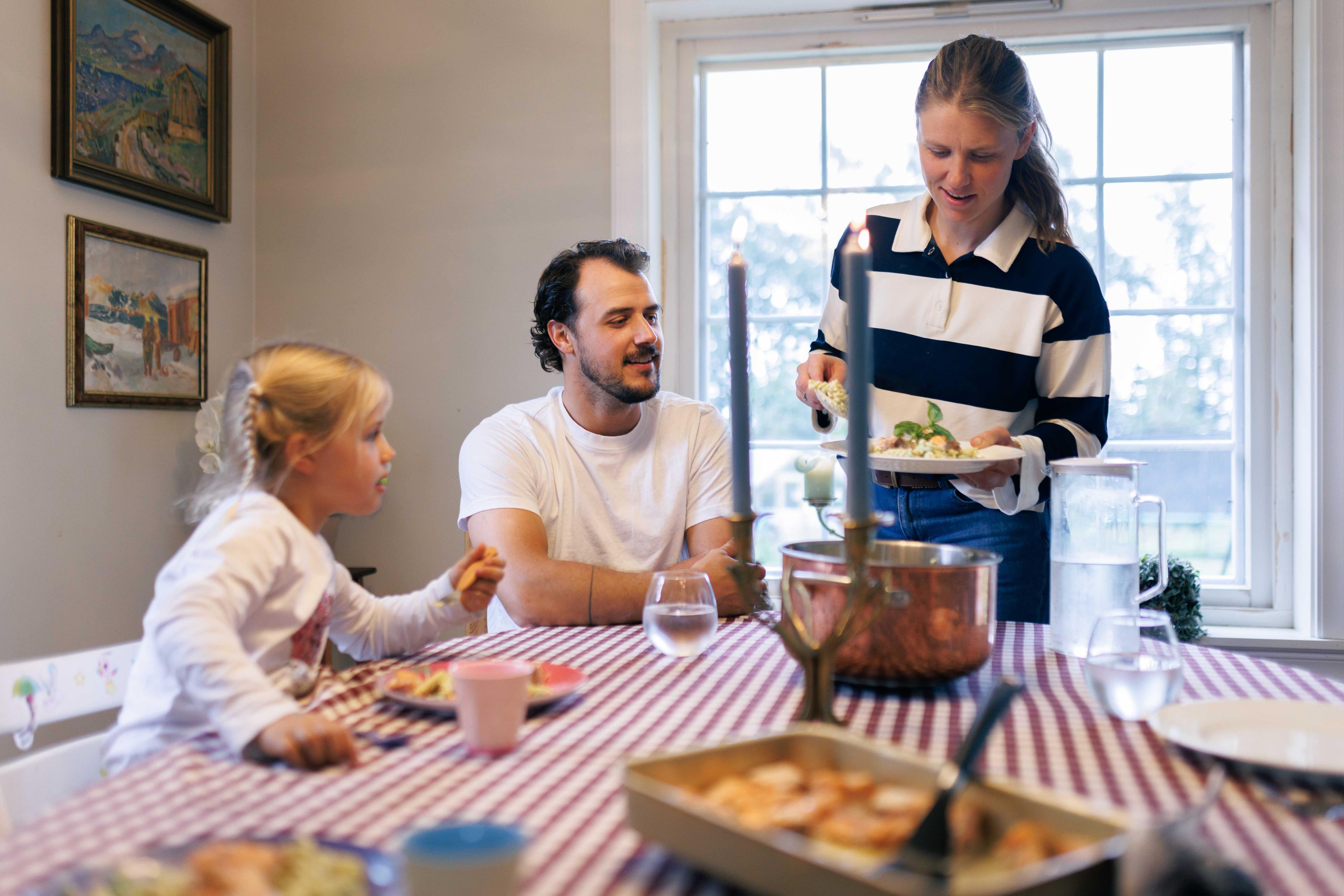 Etter en hektisk dag er det godt å sette seg ned – Vega, Stian og Tiril rundt middagsbordet.