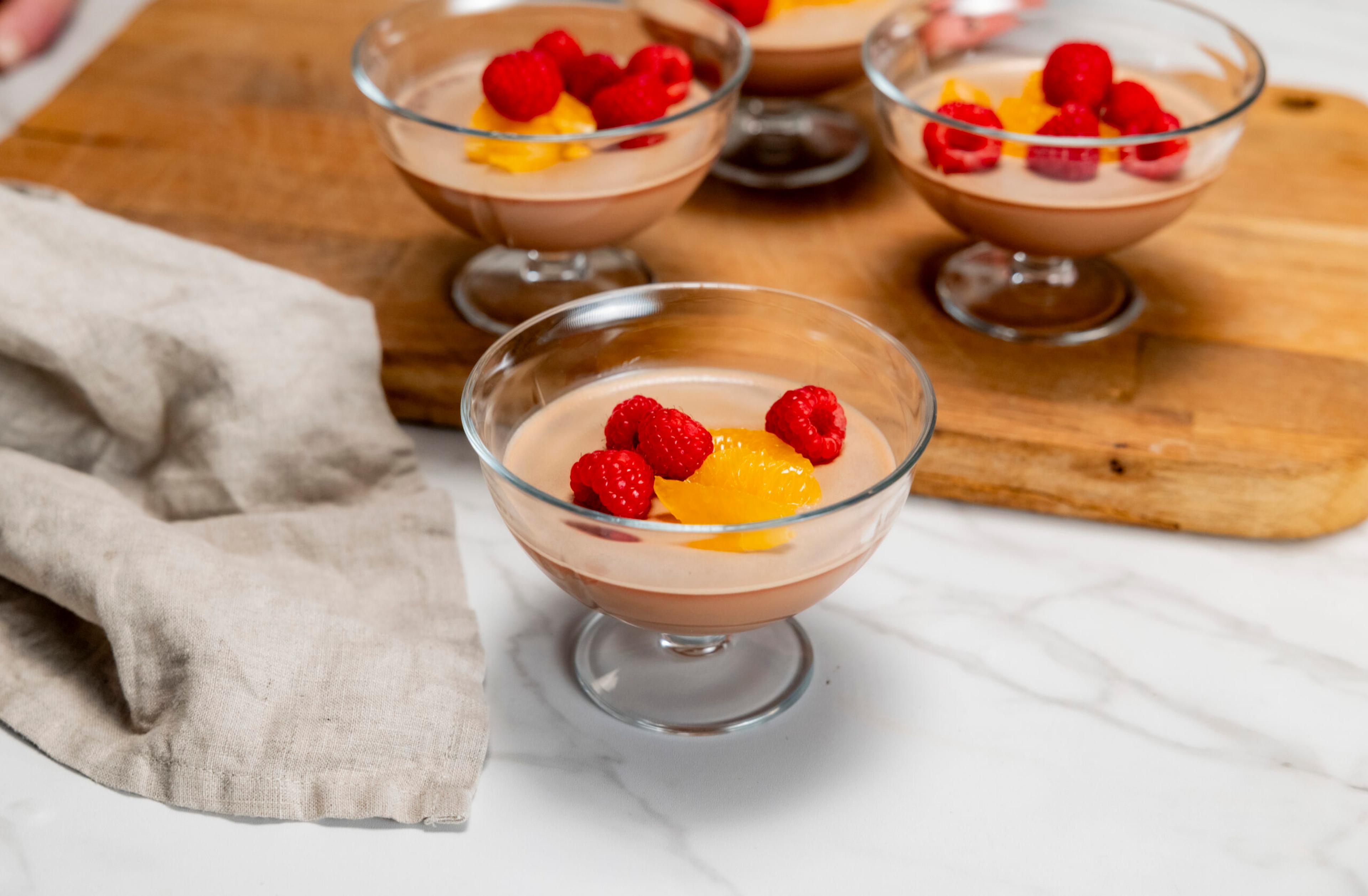 Melkesjokolade panna cotta med friske bær