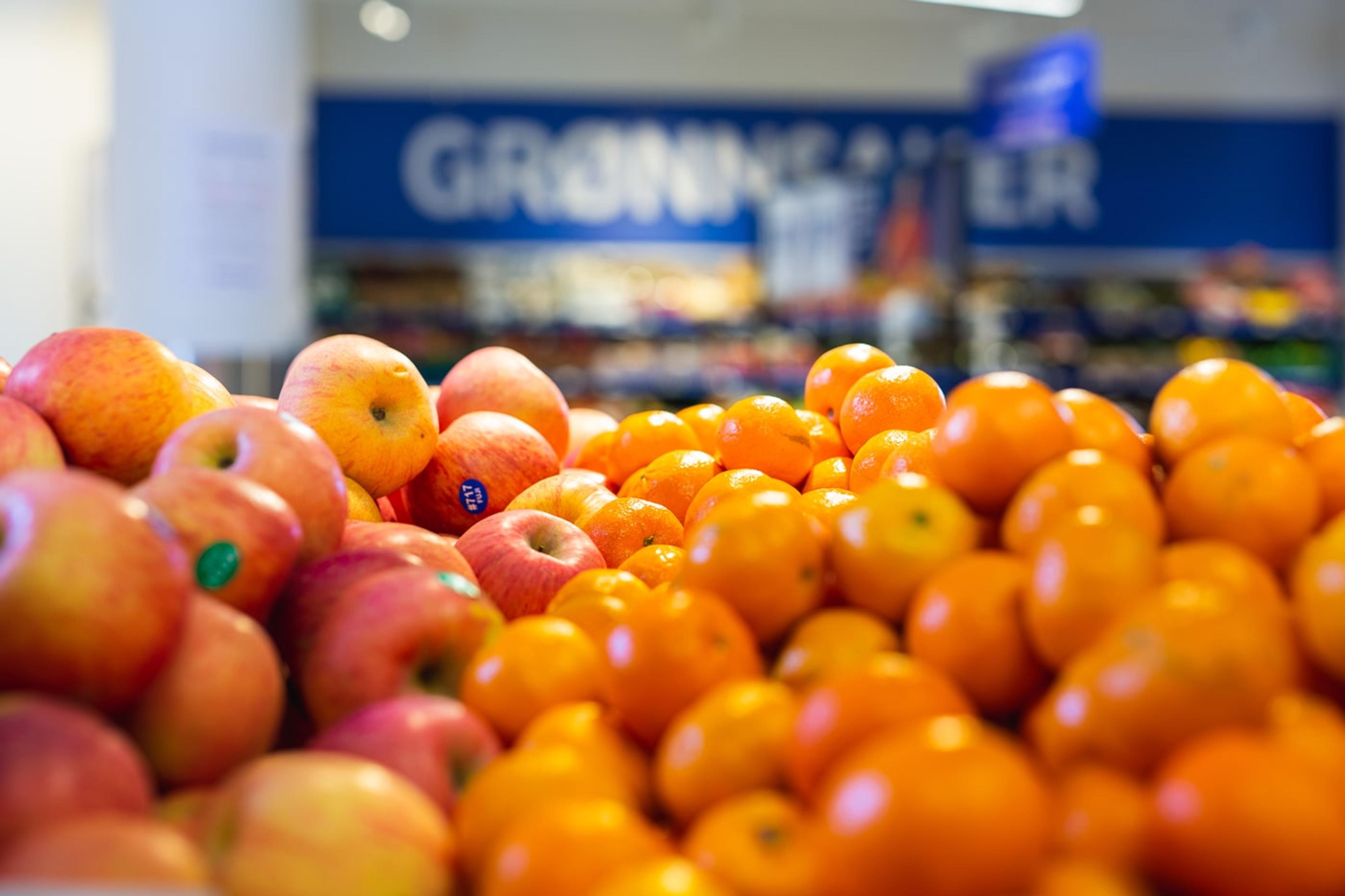 kvalitetsgaranti på frukt og grønt er viktig for rema 1000. her eksemplifisert gjennom klementiner i butikk.