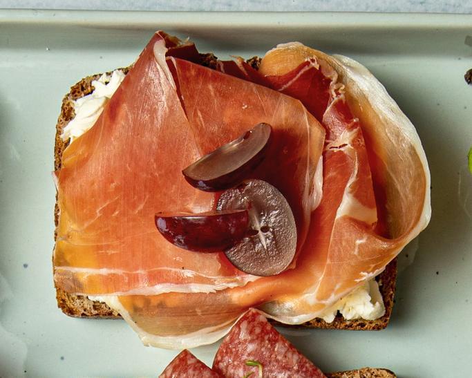 brød med pålegg spekeskinke og røde druer
