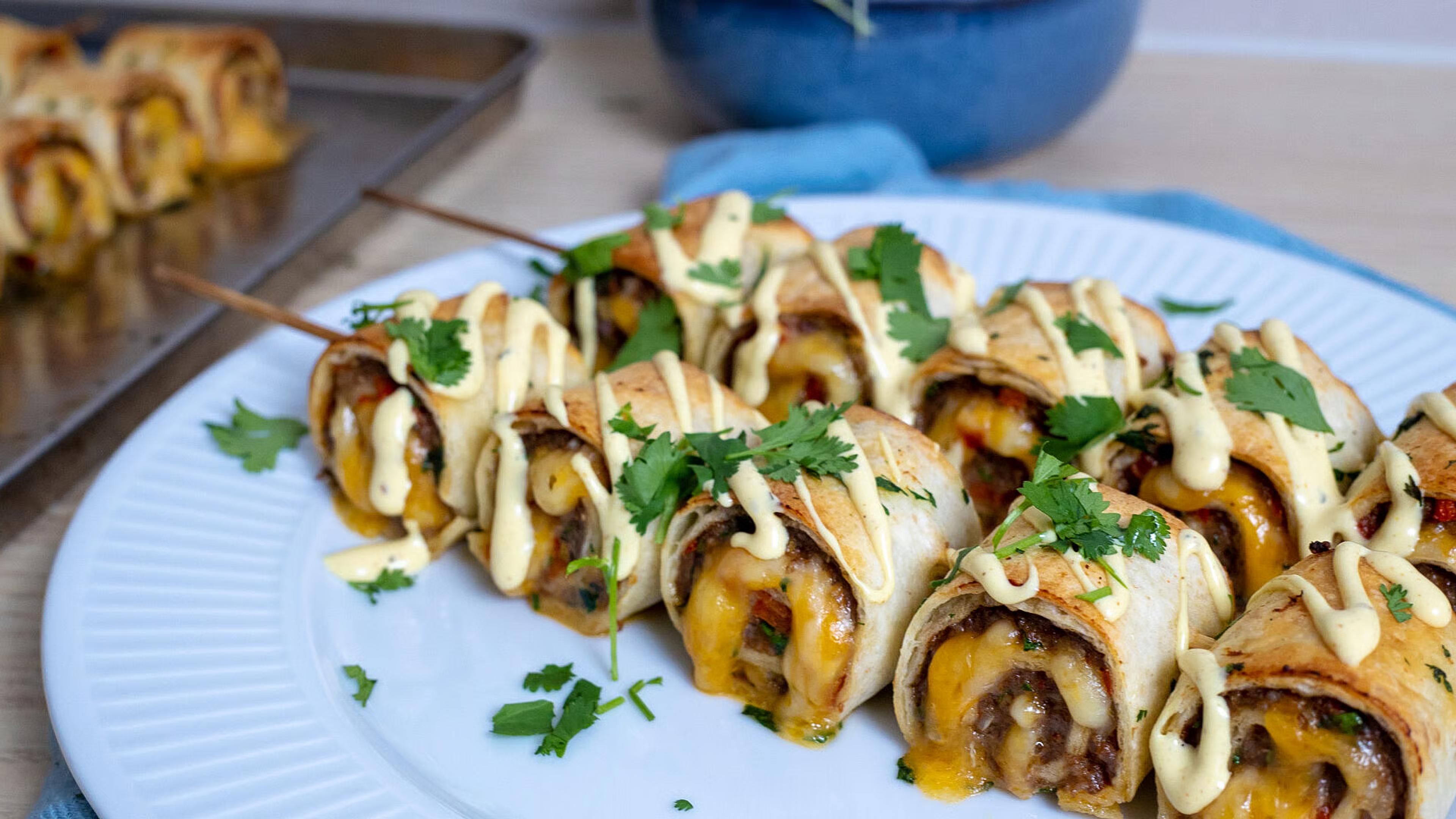 Tortilla kebabspyd toppet med kebabdressing og koriander
