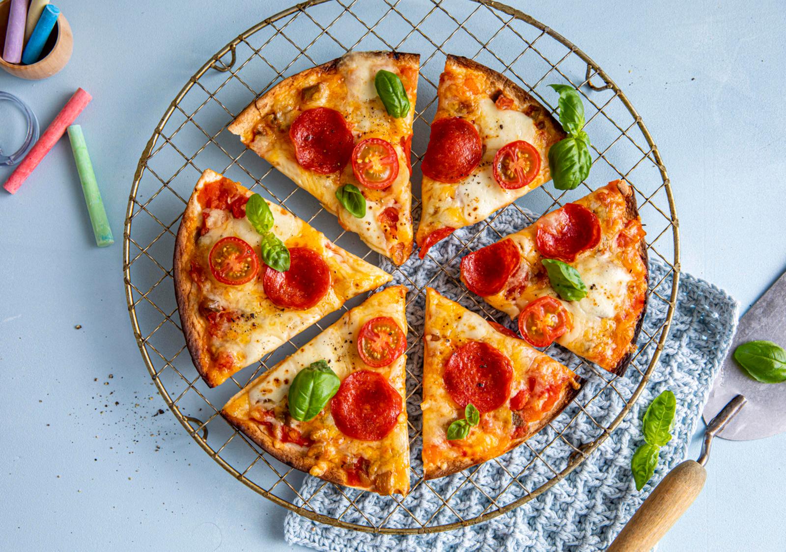 Tortillapizza bestående av tortillalefse, tomatsalsa, ost, pepperoni og basilikum.