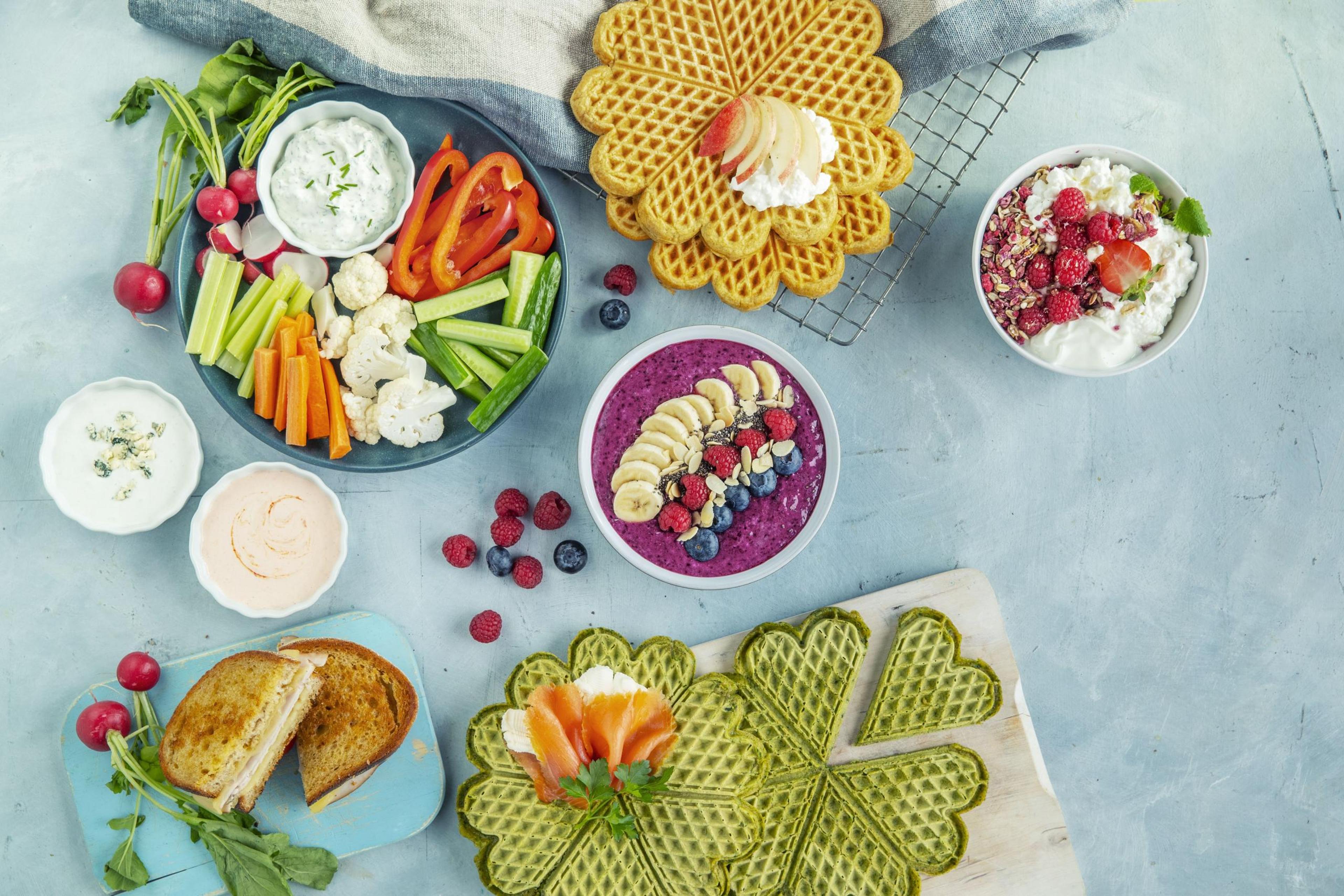 Bilde av ulike lunsjretter, smoothies, grønnsaker, vafler