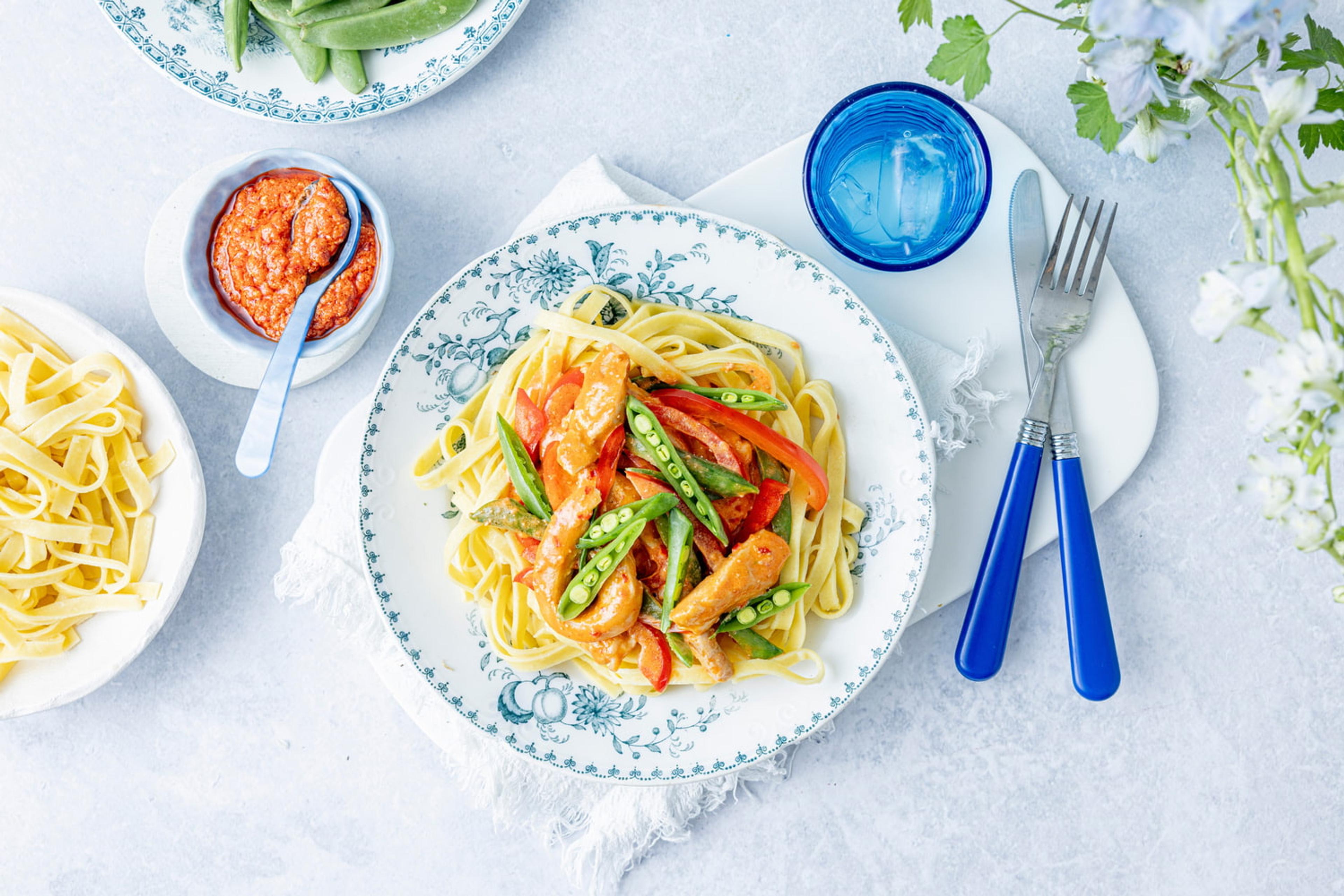 Kyllingstrimler i Pesto Calabrese-saus med sukkererter paprika og pasta.