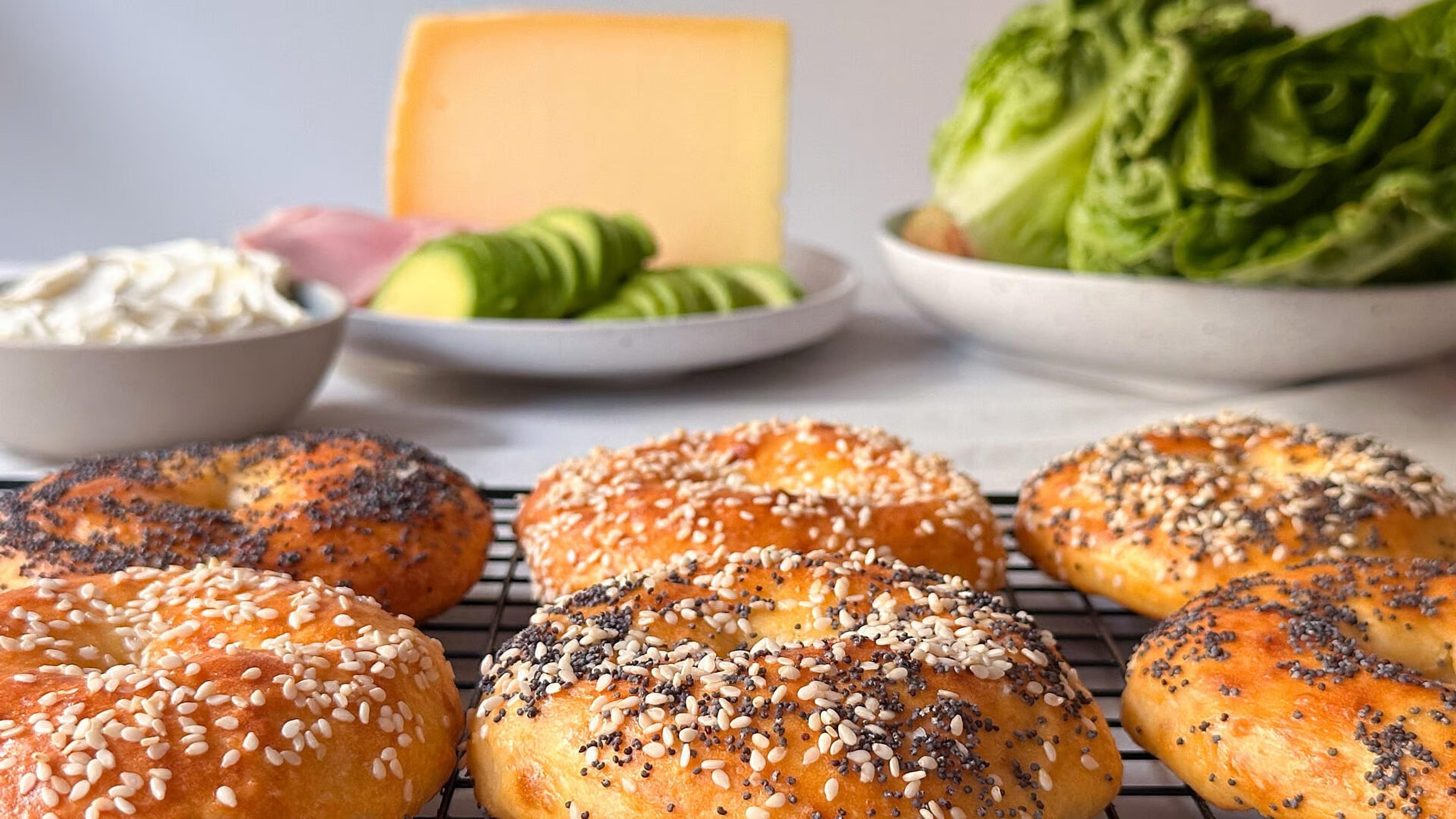 Cottage cheese-bagels med sesam og valmuefrø