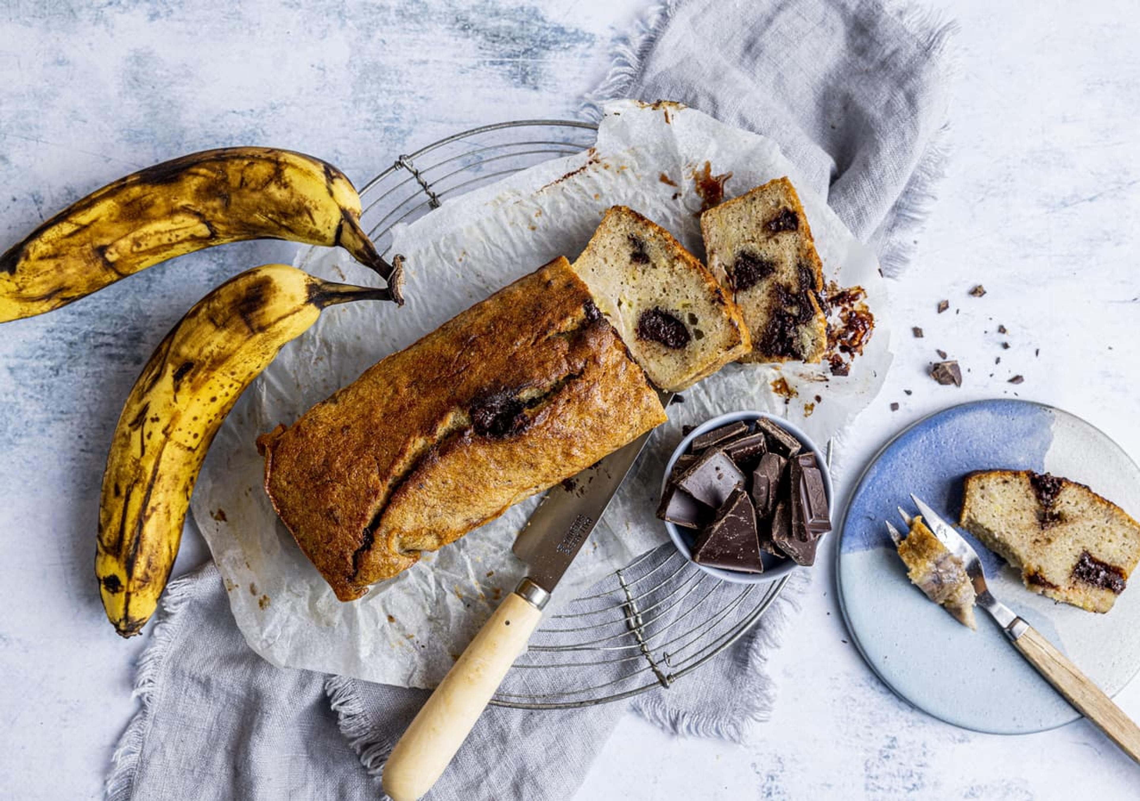 bananbrød med brune bananer liggende rundt