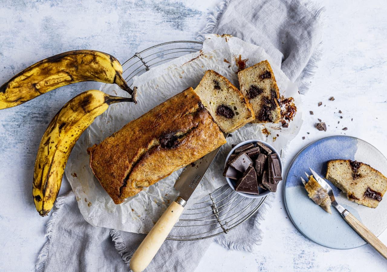 bananbrød med brune bananer liggende rundt