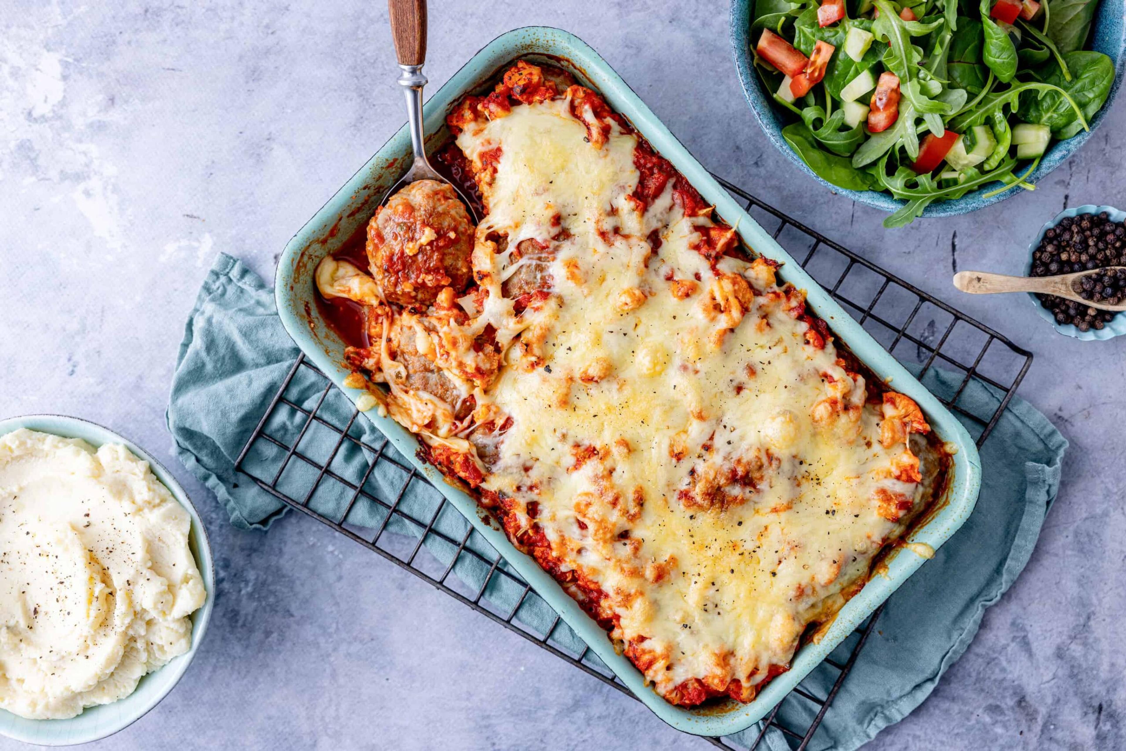 Gratinerte kjøttkaker i tomatsaus