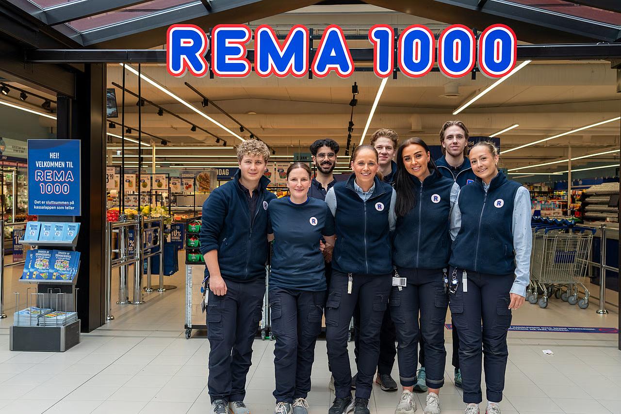 REMA-ansatte samlet foran REMA-butikk