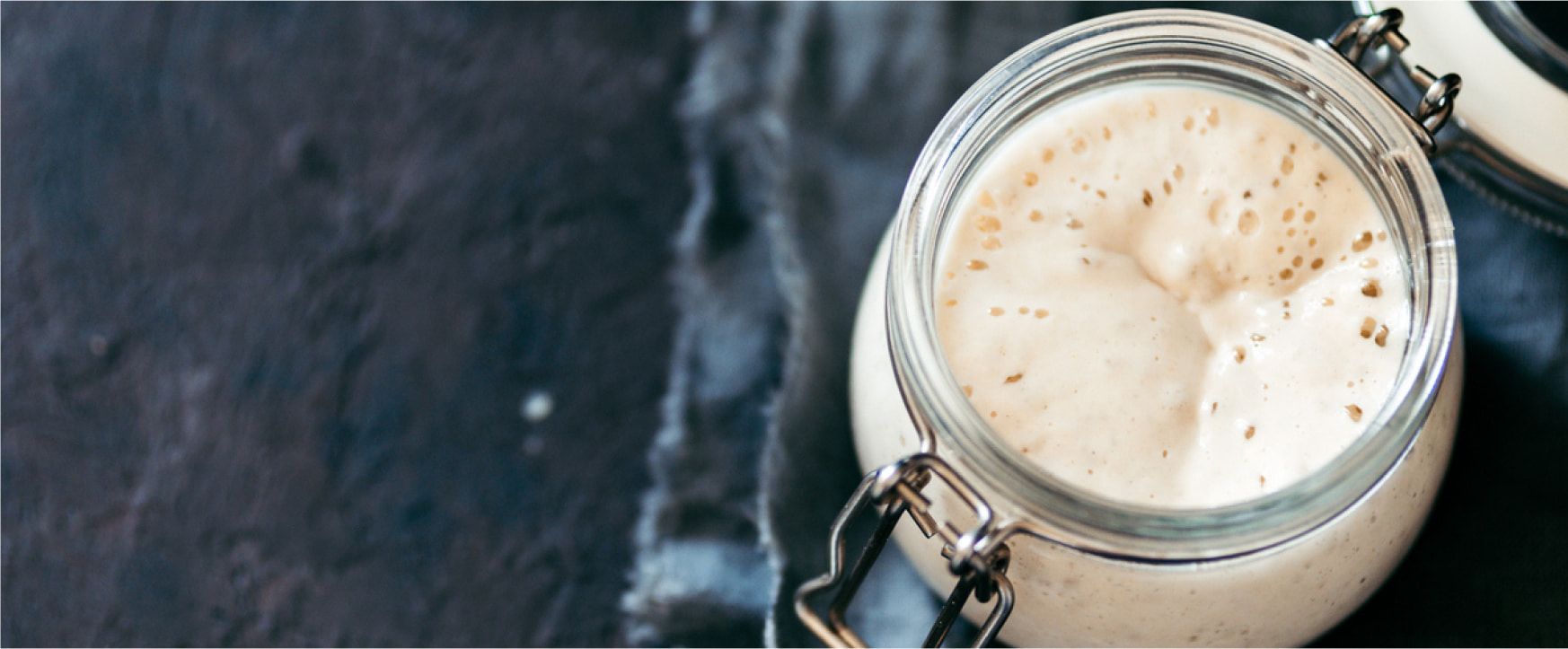 Surdeigstarter i glass med hengslet lokk