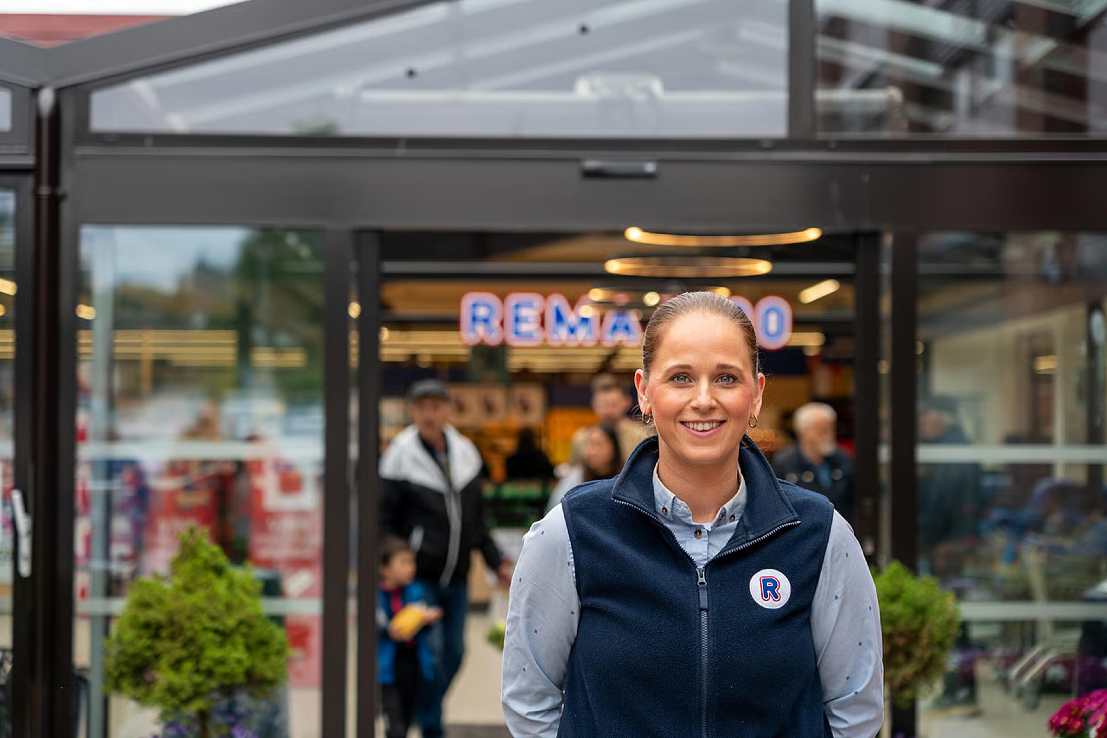 Signora smiler foran REMA-butikk