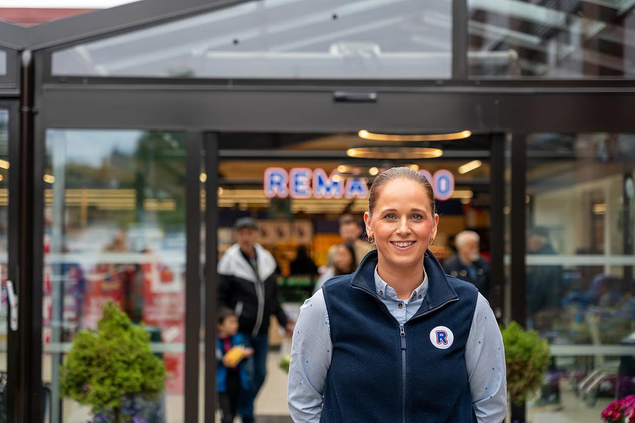 Signora smiler foran REMA-butikk