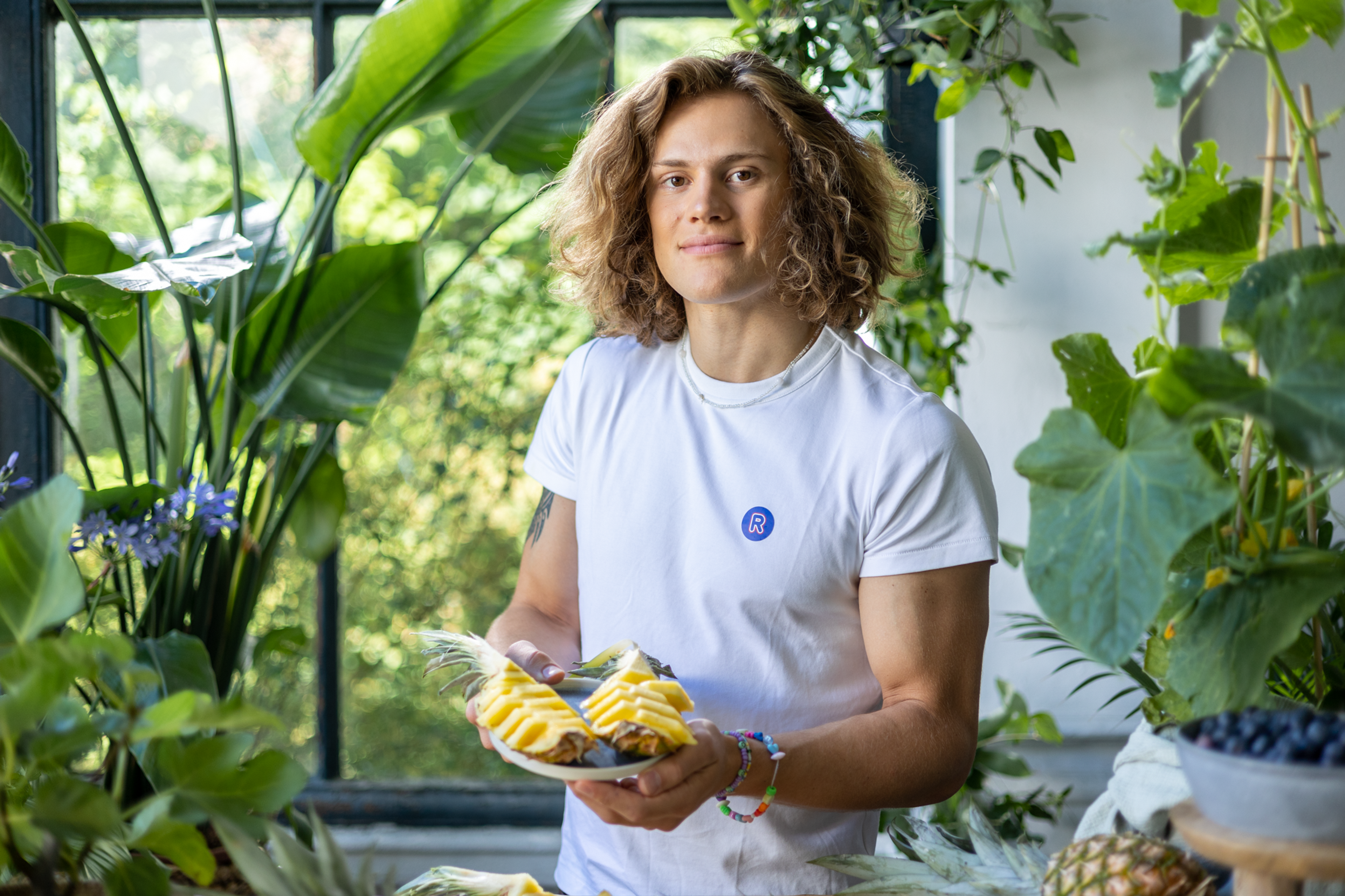 lucas braathen viser frem ferdigkuttet ananas