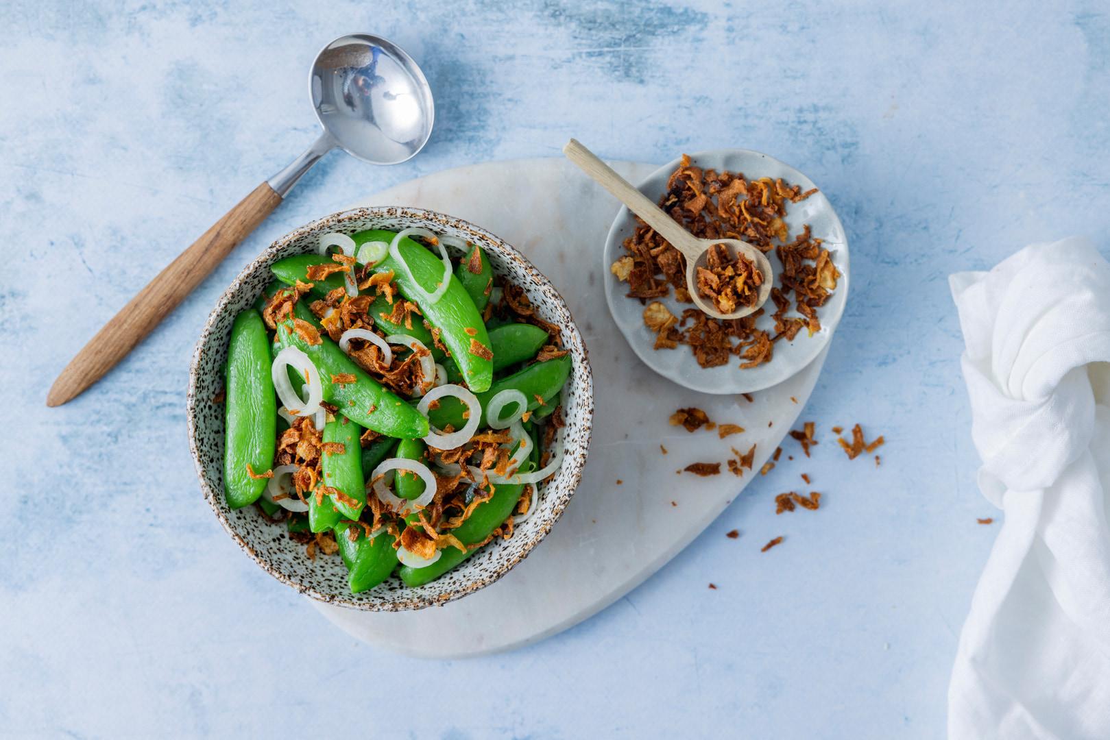 Sukkererter med sprøstekt løk