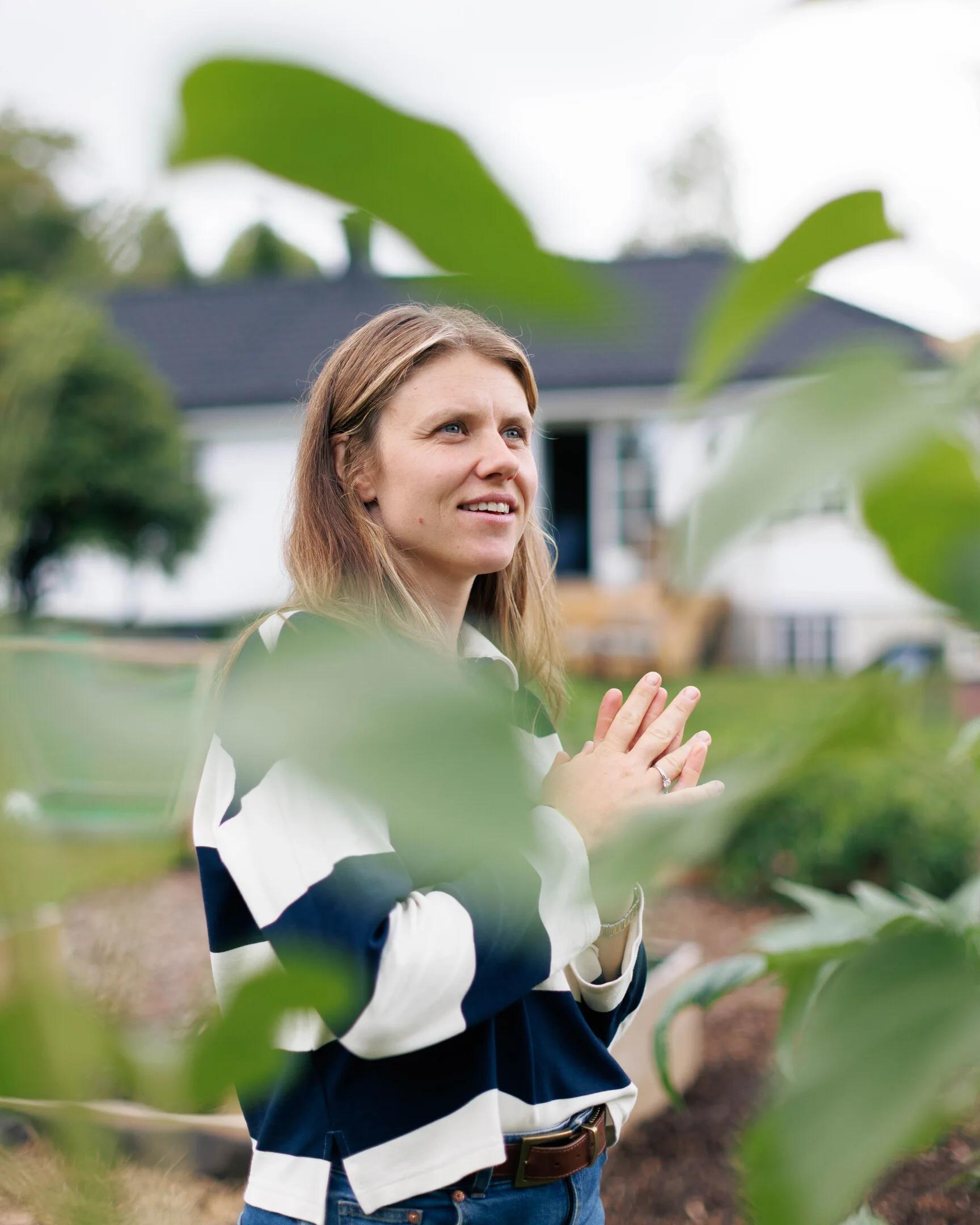 Bilde av Tiril i hagen sin
