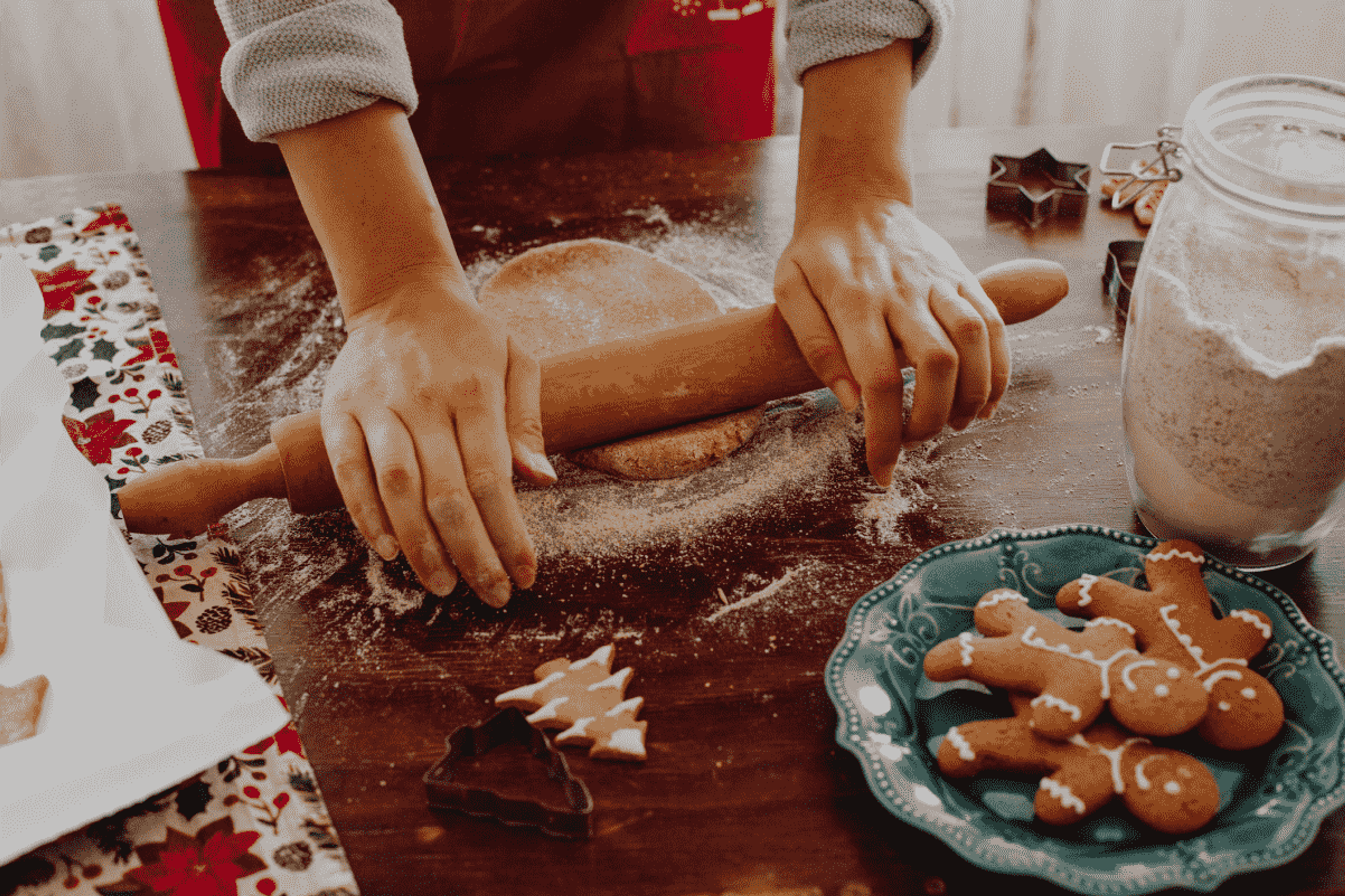 Barn som kjevler pepperkakedeig og skal pynte pepperkaker