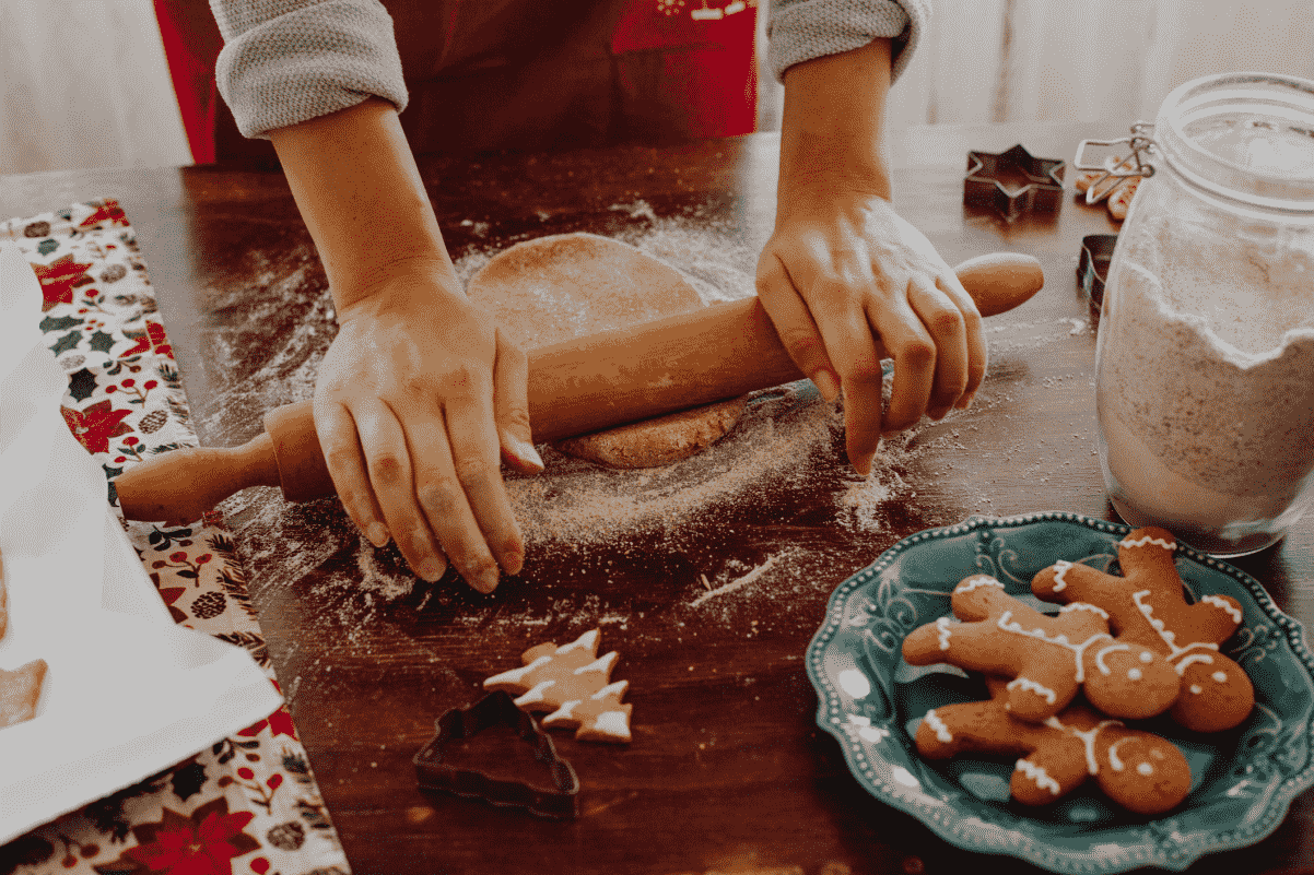 Barn som kjevler pepperkakedeig og skal pynte pepperkaker