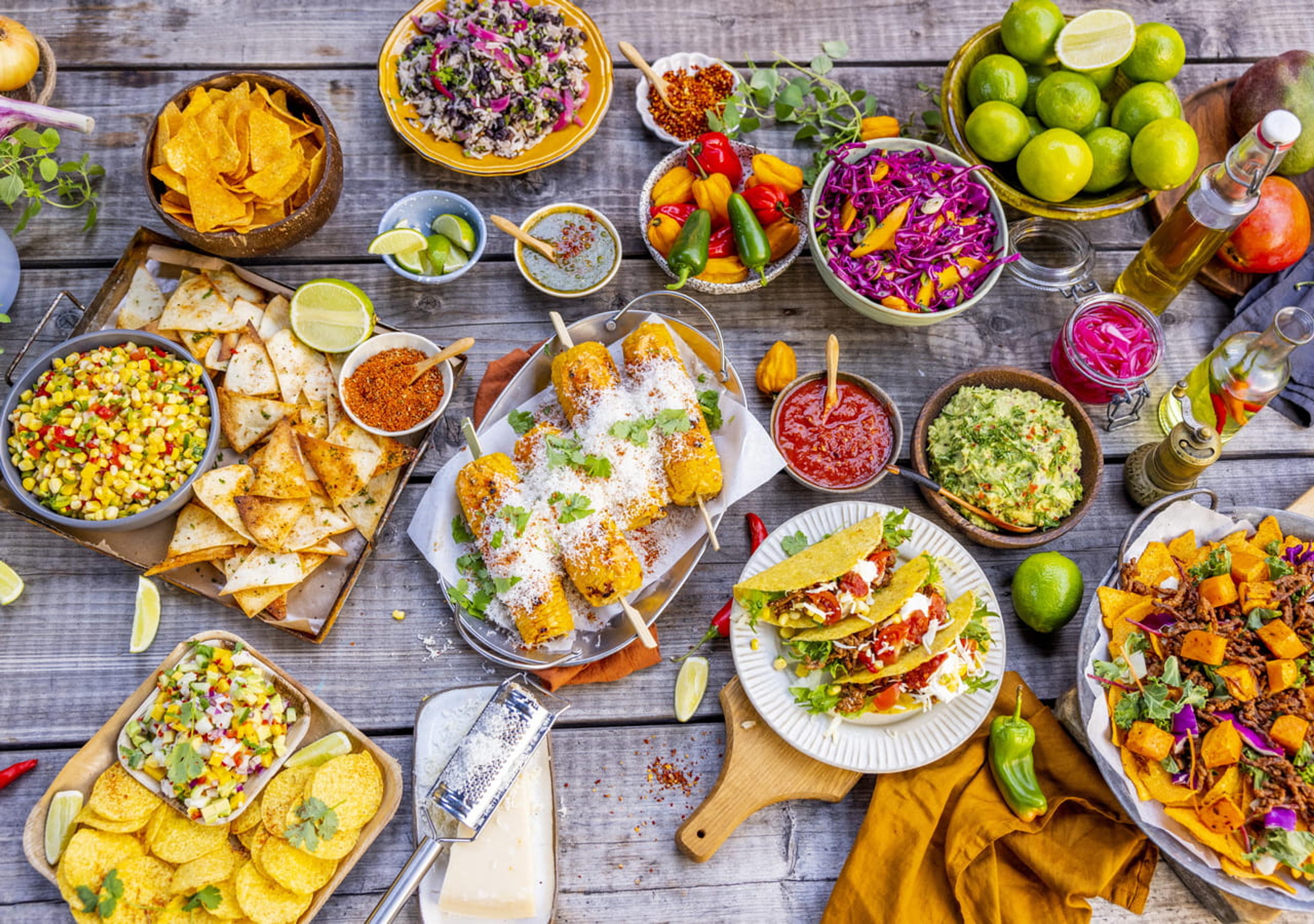 Bilde av et bord fylt med taco-oppskrifter