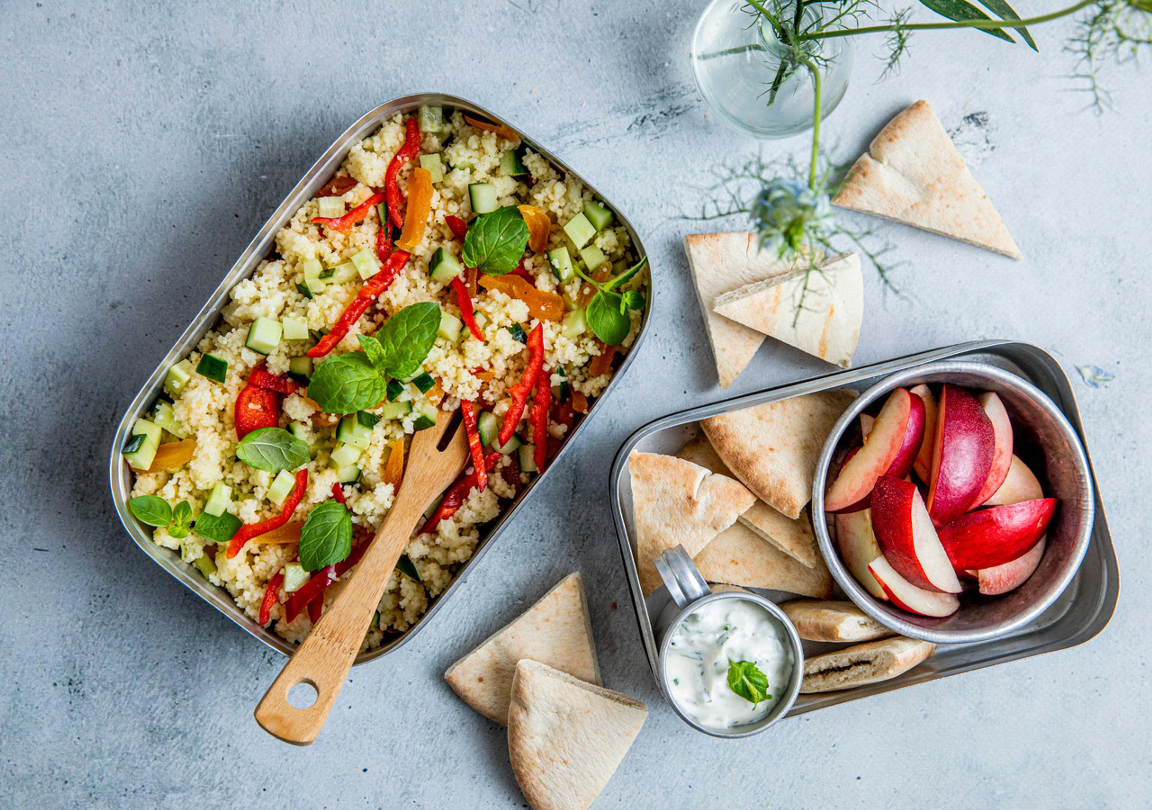 couscous salat i matboksen med pitabrød, eplebåter og tzatziki