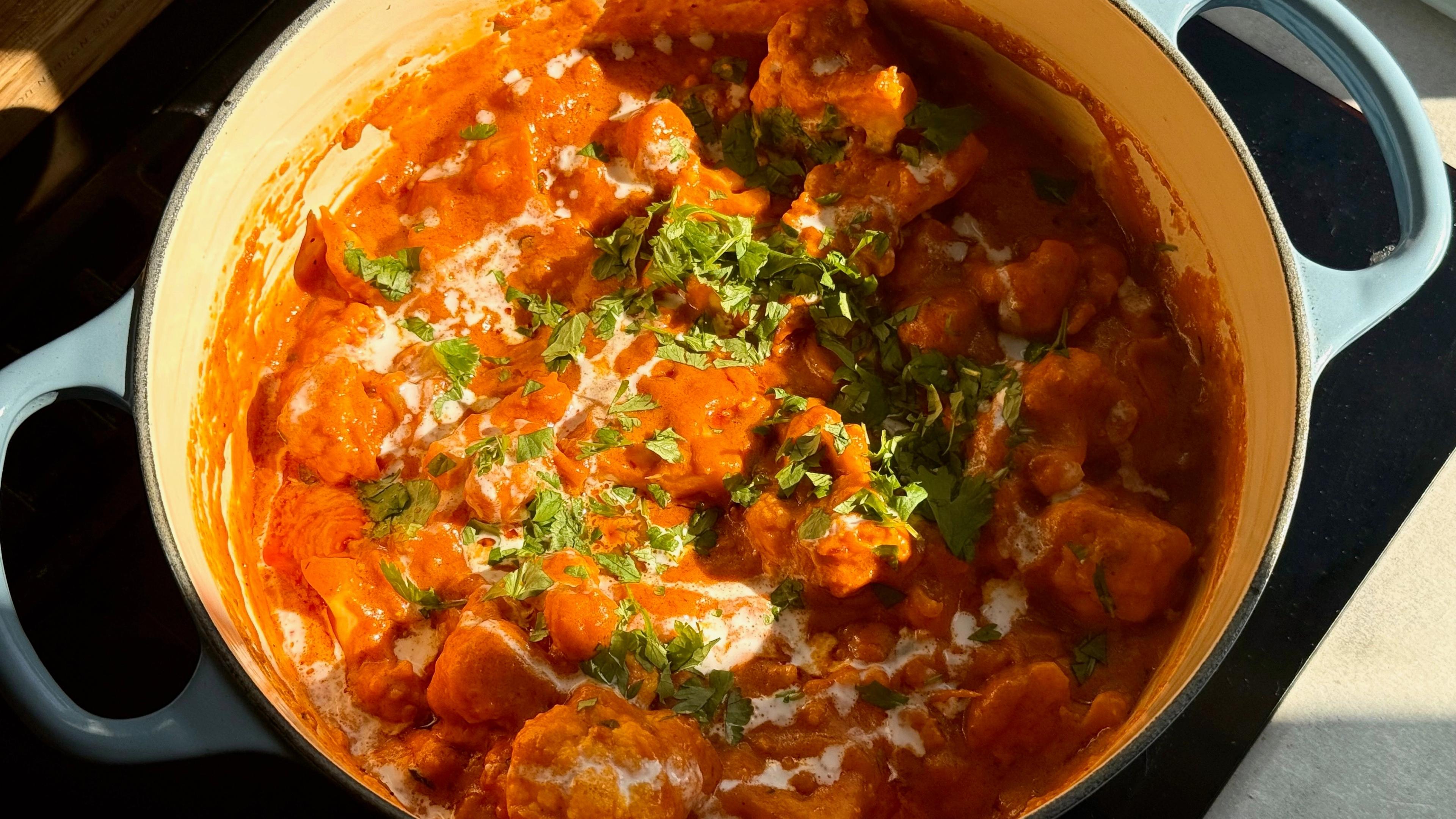 Bilde av butter tofu i en blå gryte
