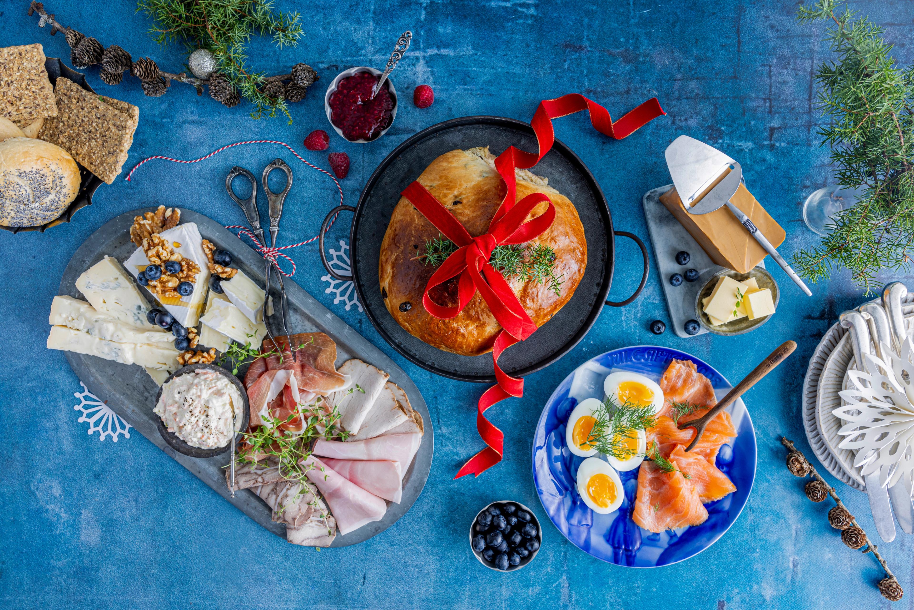 Spekefat med skinke, spekepølse, røkelaks og annet pålegg servert som del av et julefrokostbord.