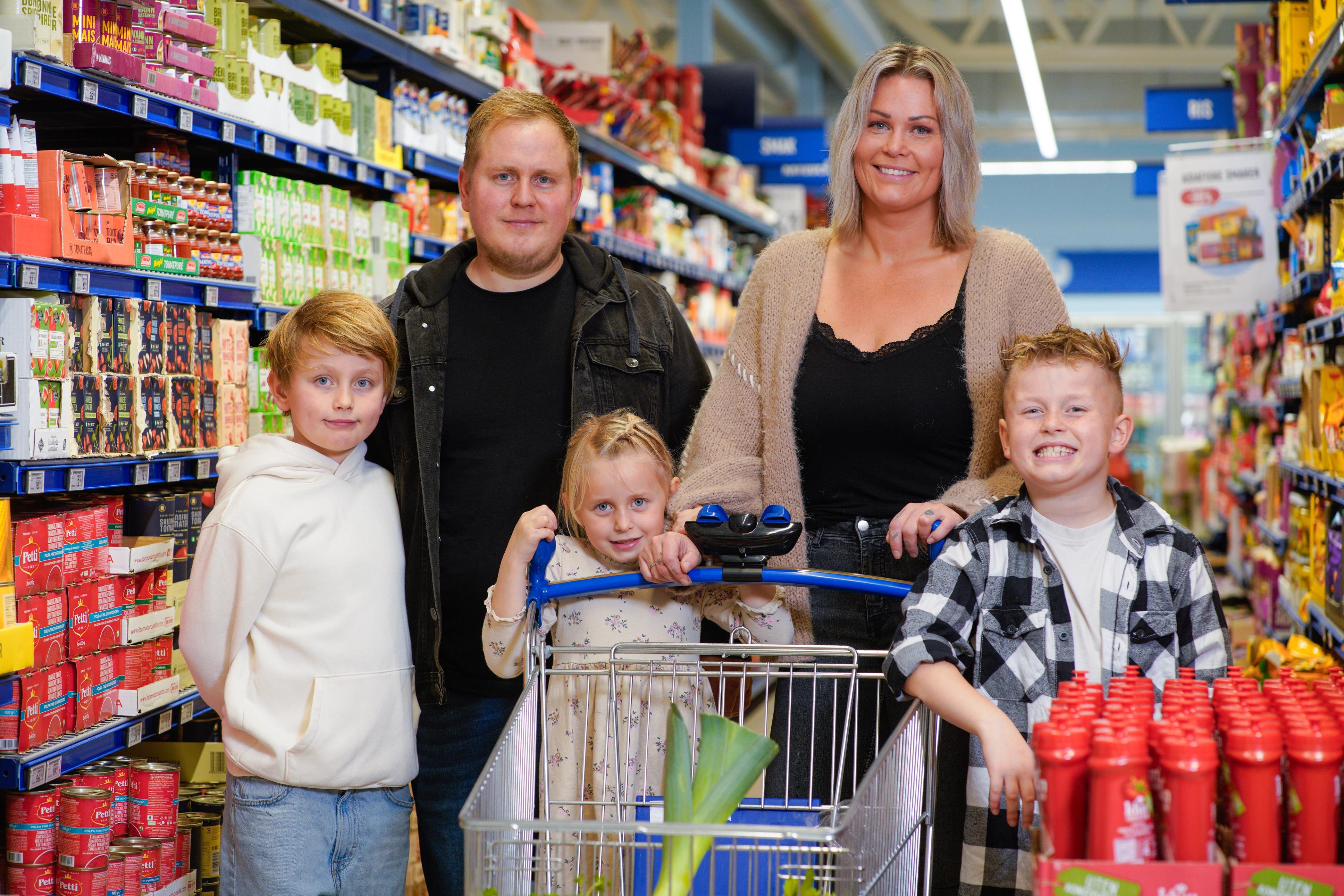 Familie som handler på REMA 1000