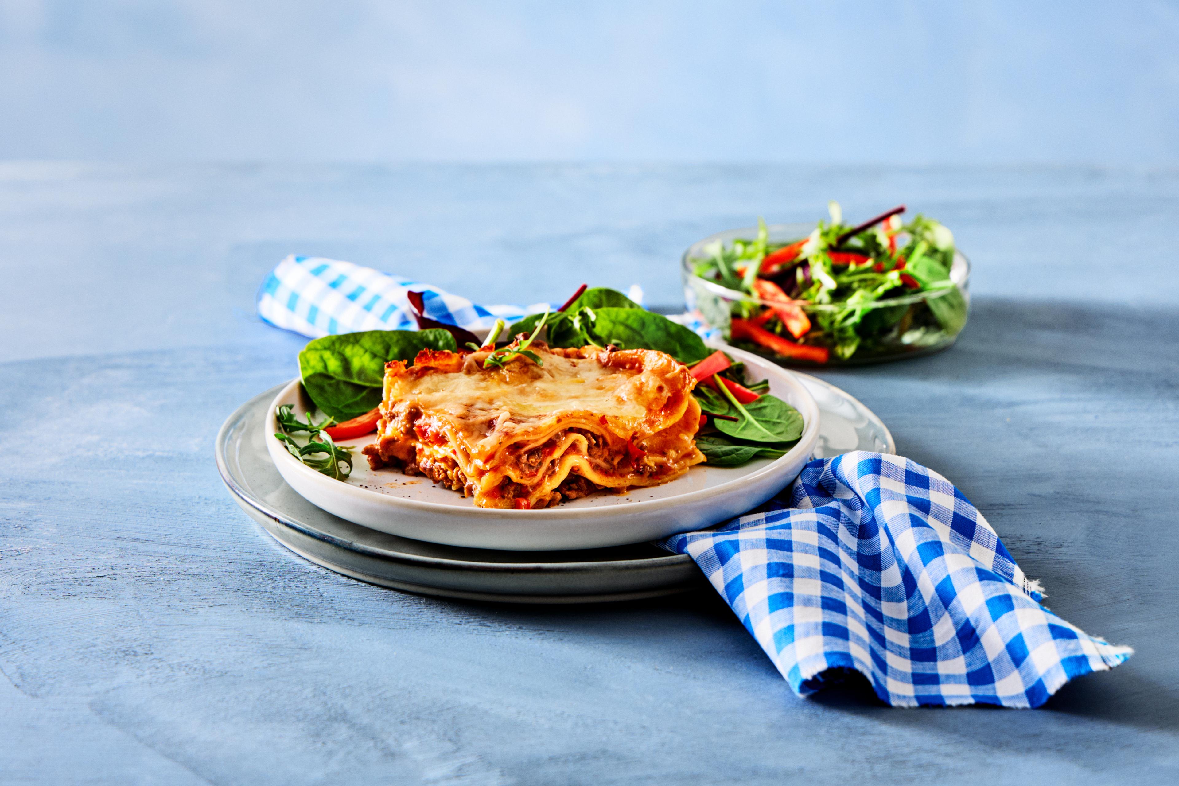 Bilde av middagstallerken med lasagne og salat