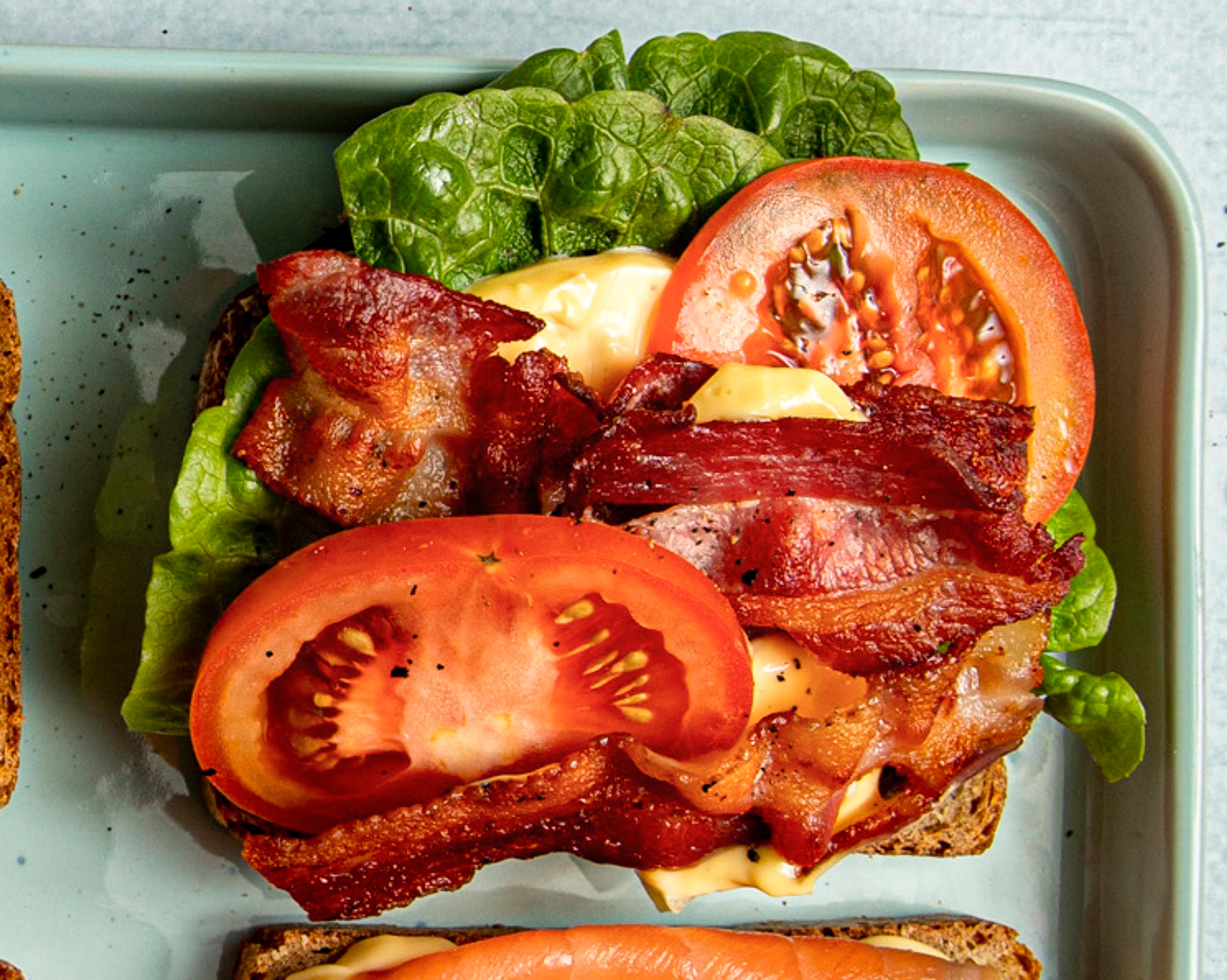 brød med pålegg blt-sandwich med bacon, tomat og salat