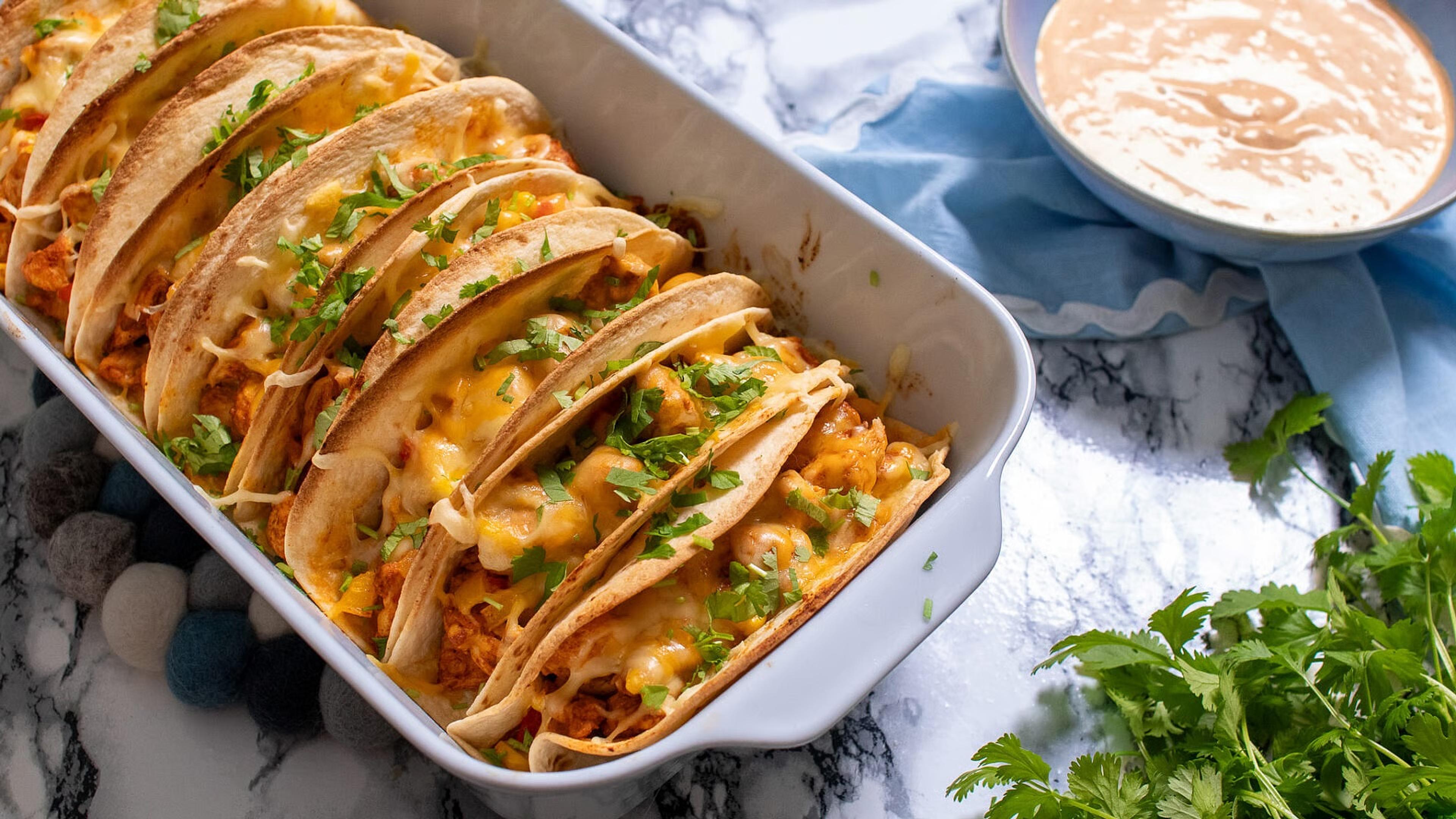 Tacos i ildfast form med dipp og koriander
