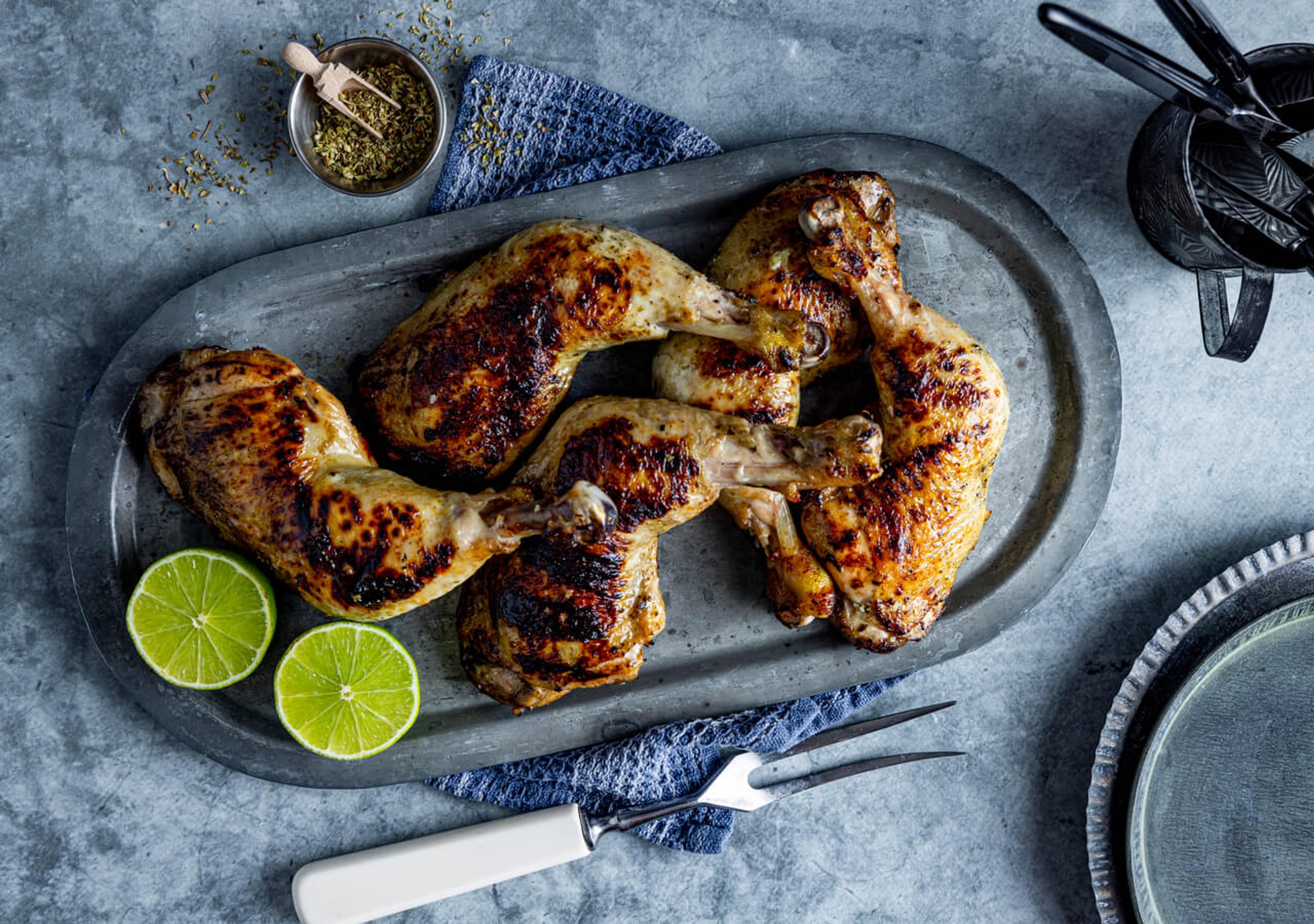 Bilde av grillede kyllinglår på et serveringsfat
