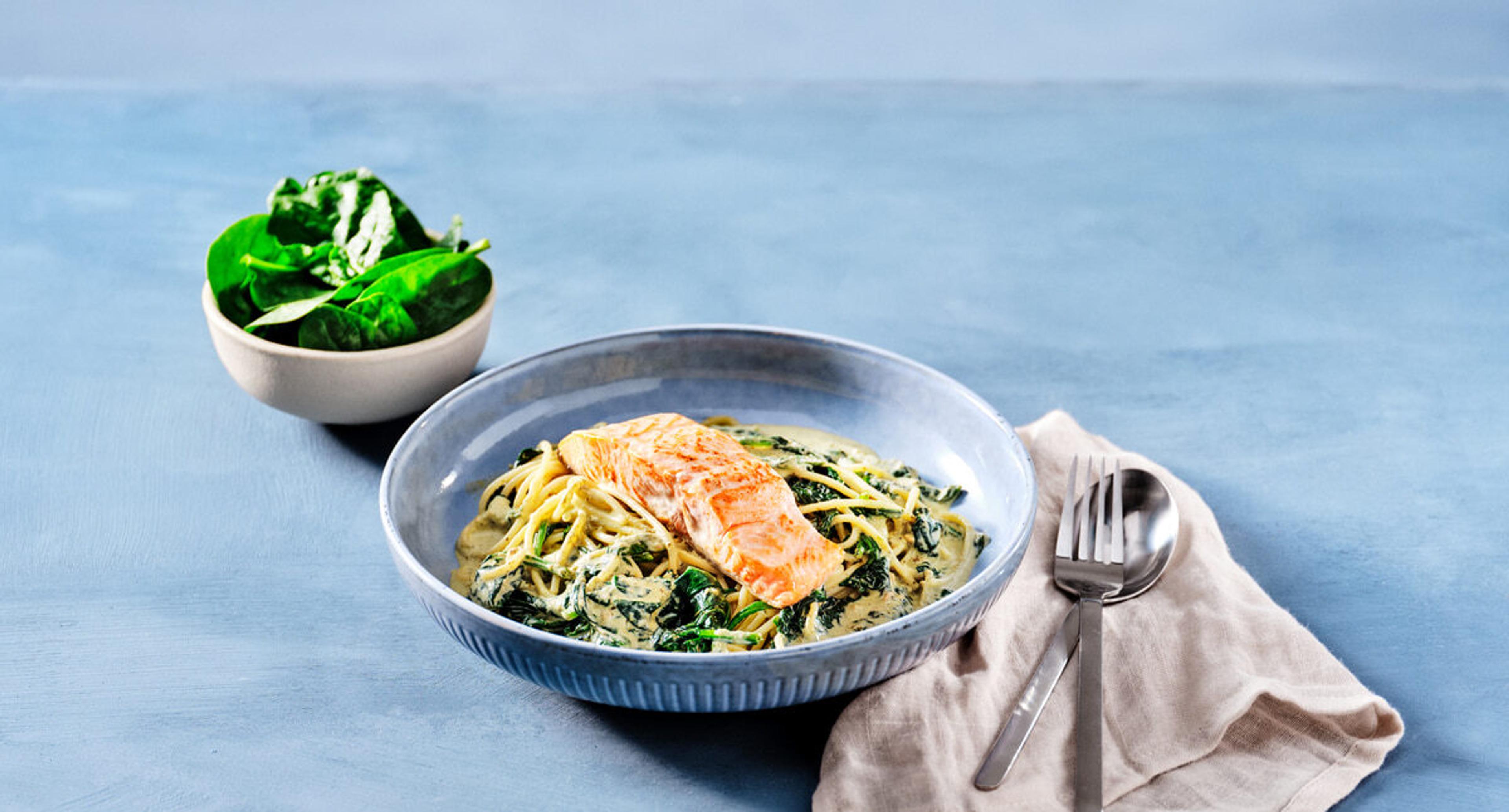 Laks med kremet pesto- og spinatpasta