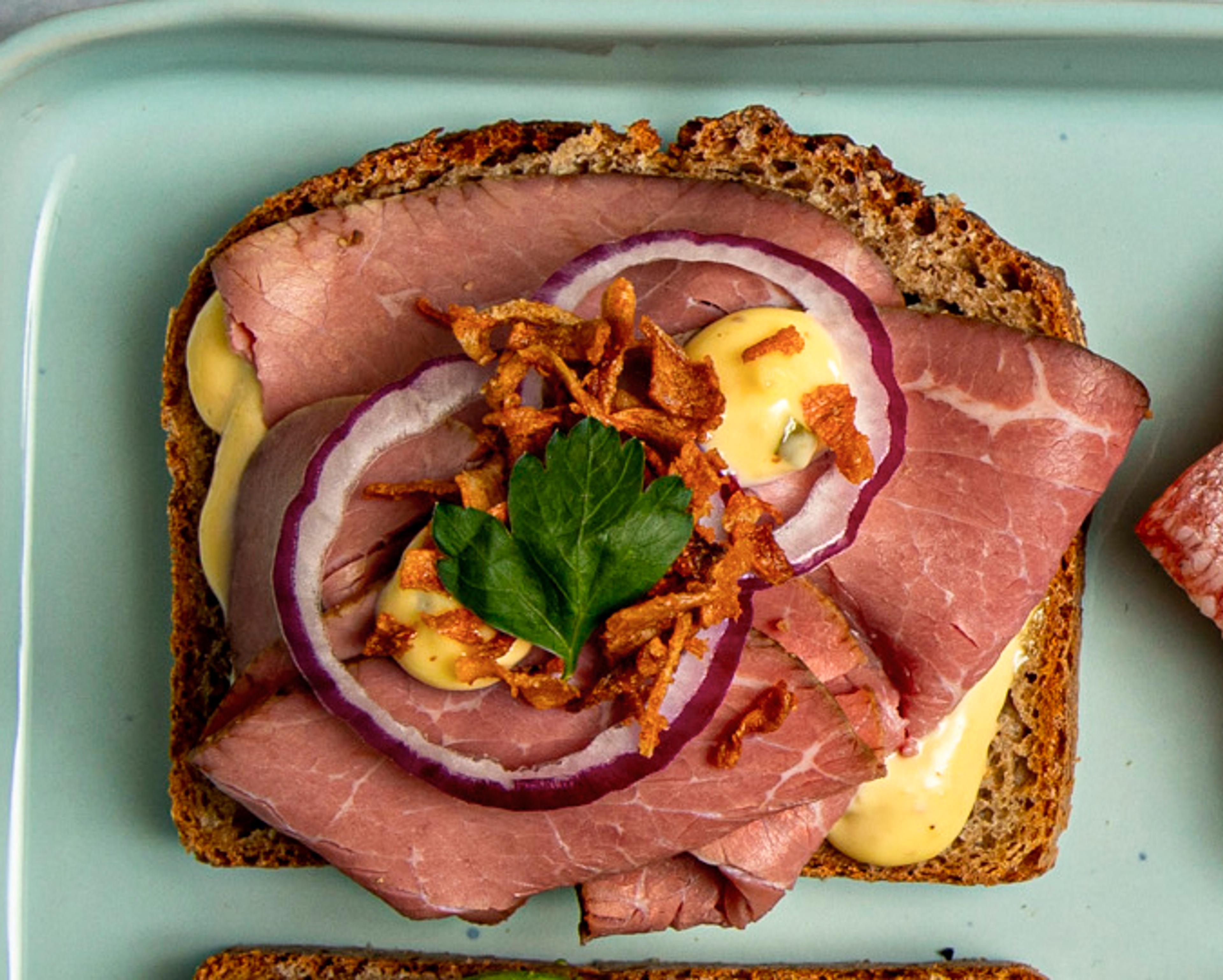 brød med pålegg roastbiff med sprøstekt løk og rødløk