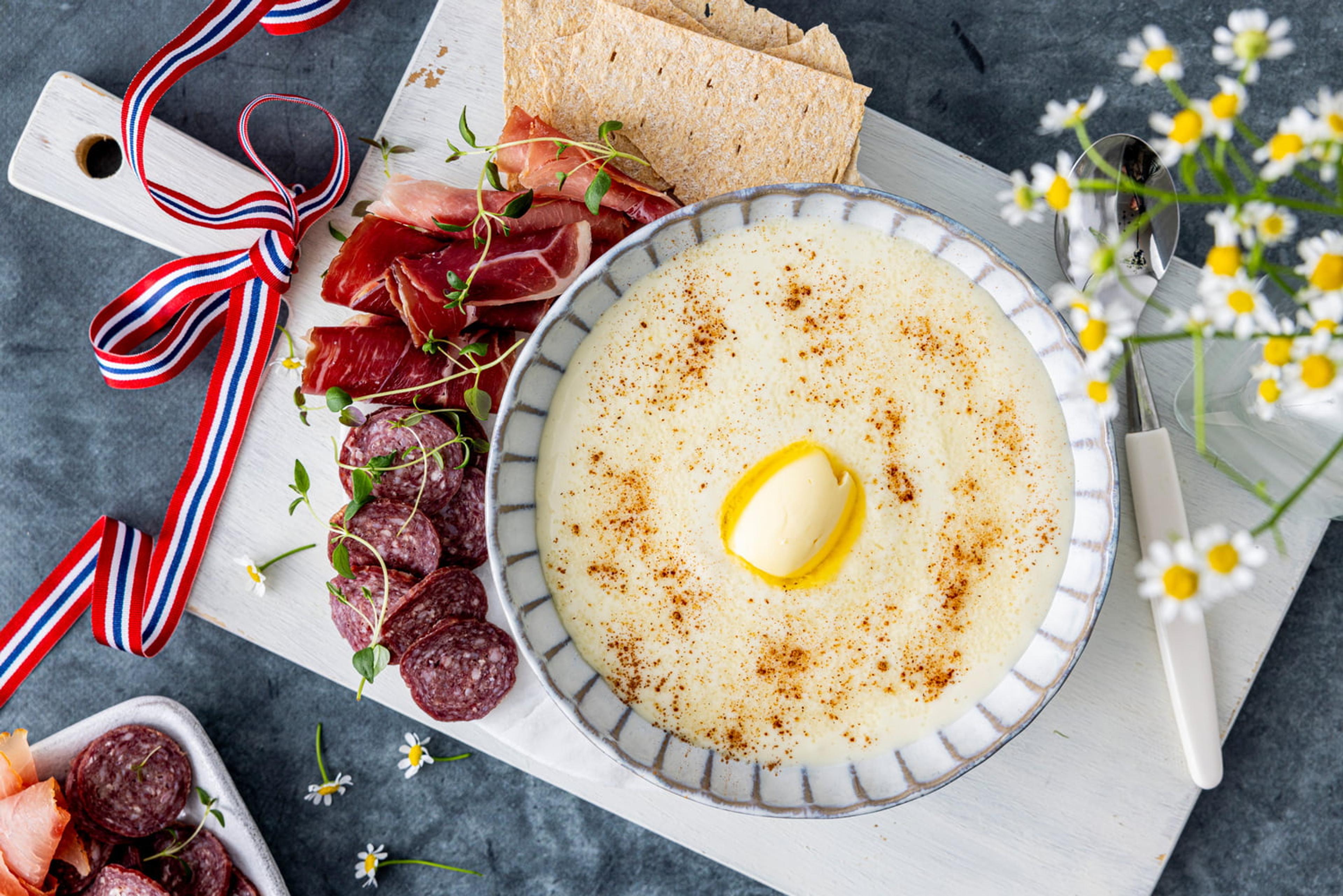 Bord dekket med skål med rømmegrøt, spekemat og bånd med det norske flagget i anledning 17. mai.
