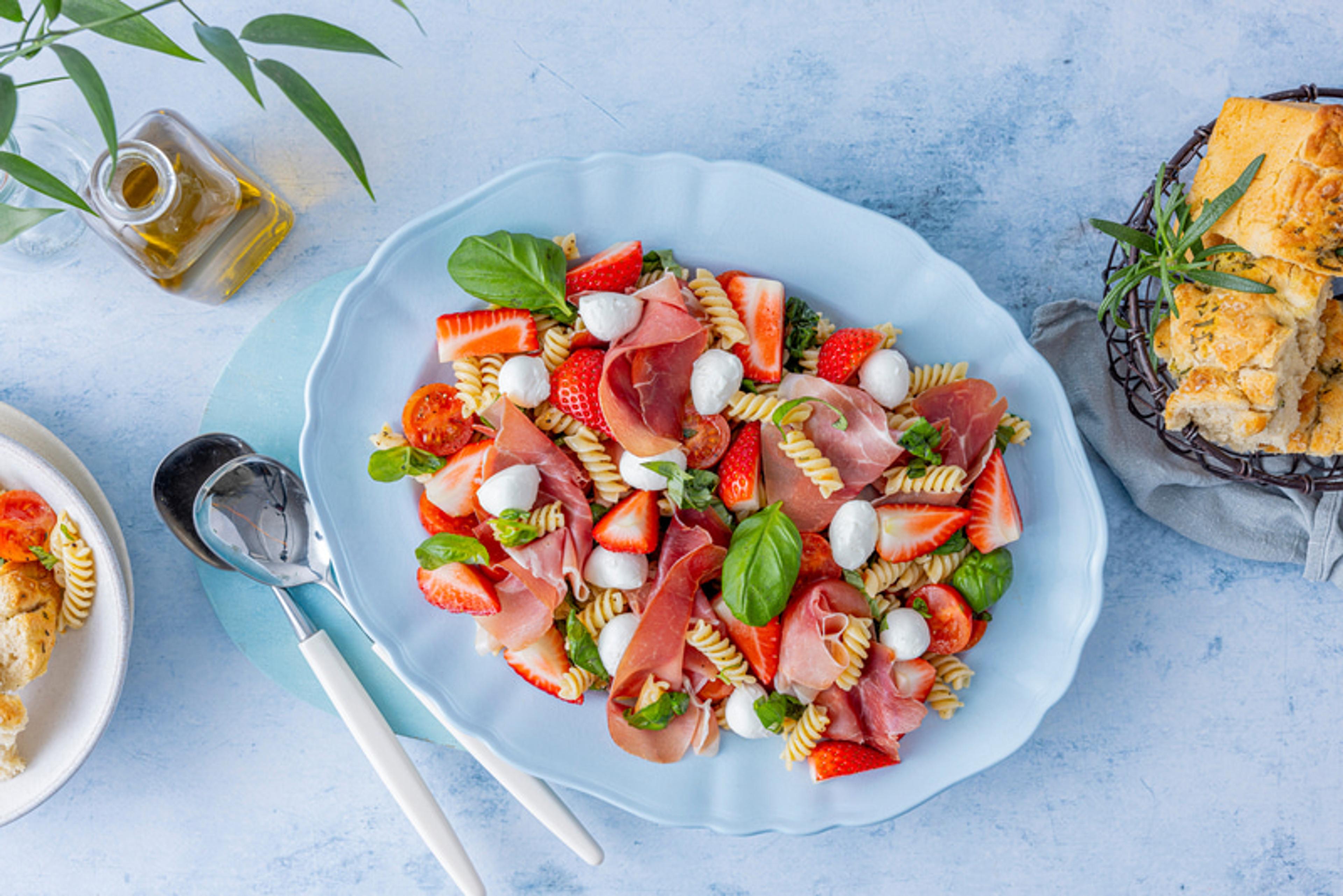 Sommerlig pastasalat med spekeskinke