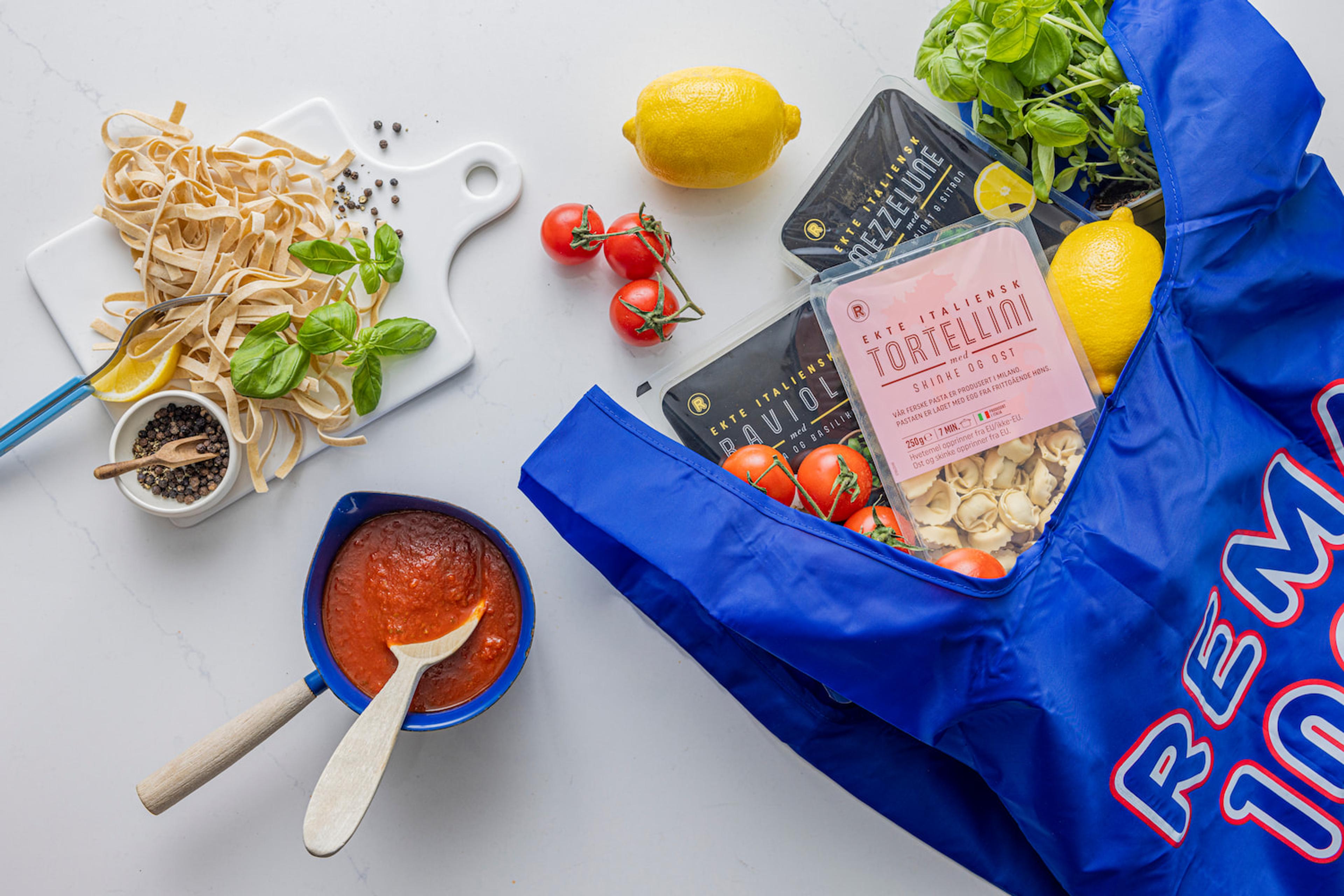 Fersk pasta, tortellini og ingredienser til pastamiddag i REMA 1000-nett.