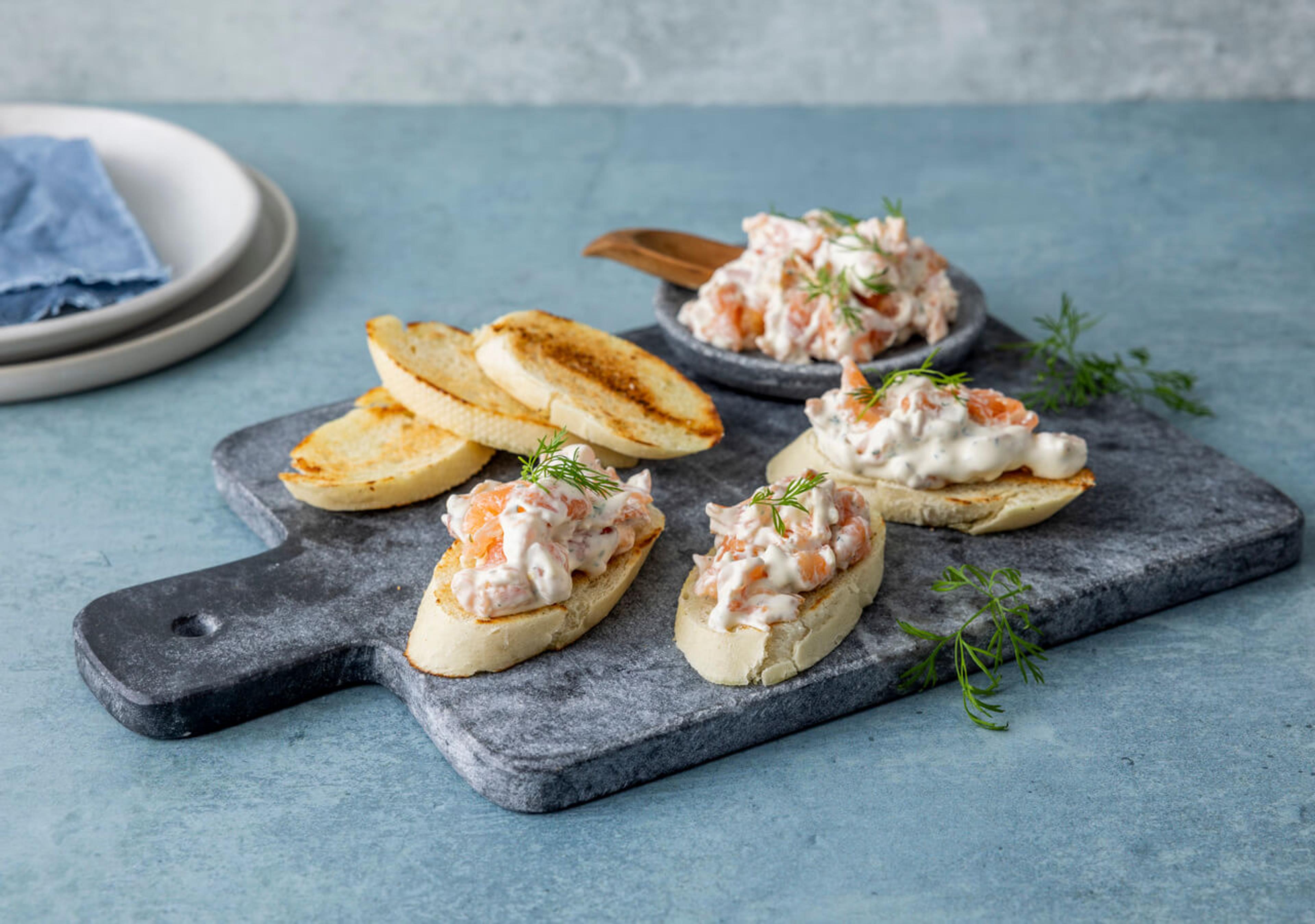 Bruschetta med røkelakskrem. Baguette i skiver med røkelakskrem på toppen.