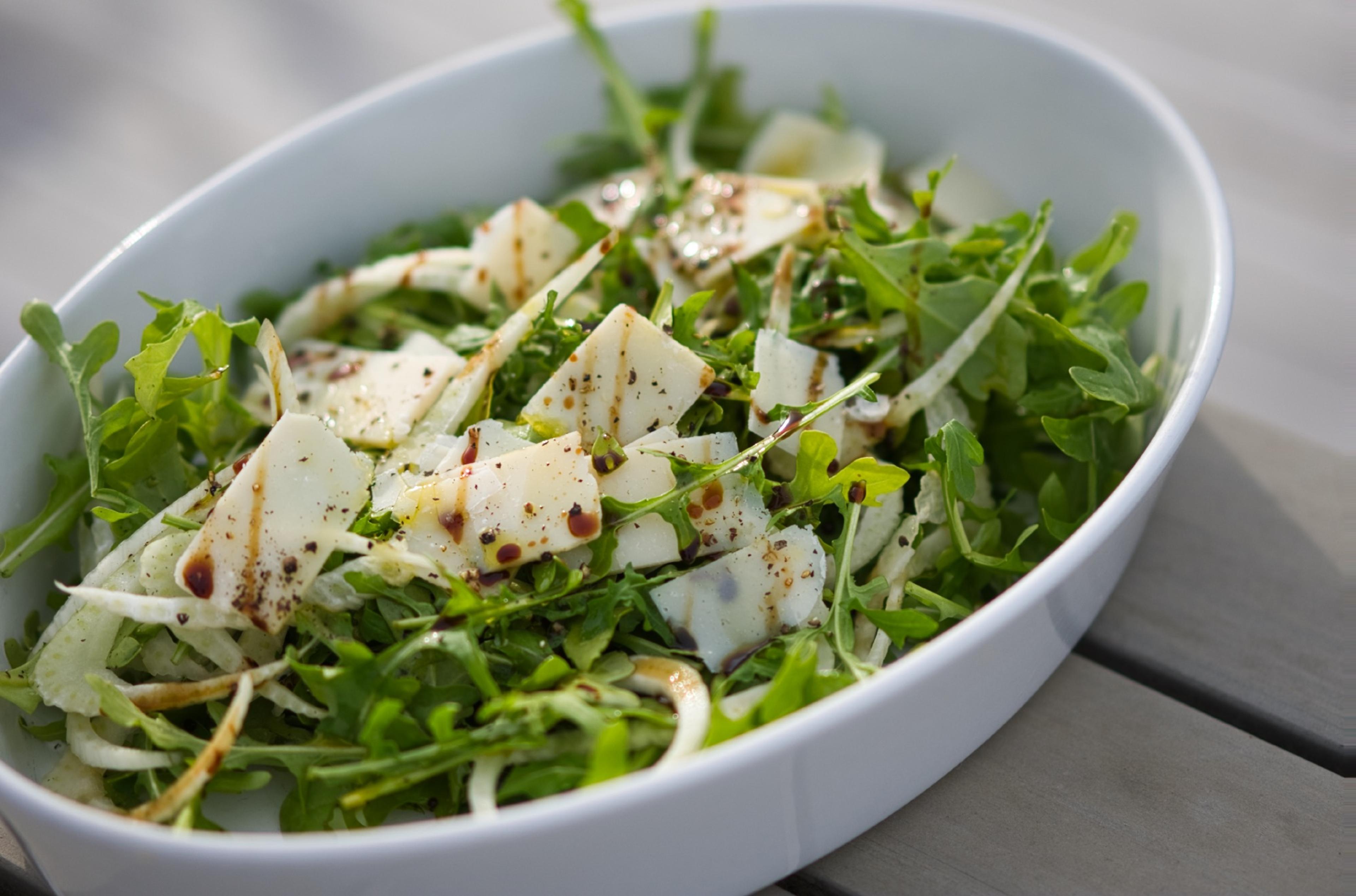 digge kreative salater i ildfast form med parmesan og salat