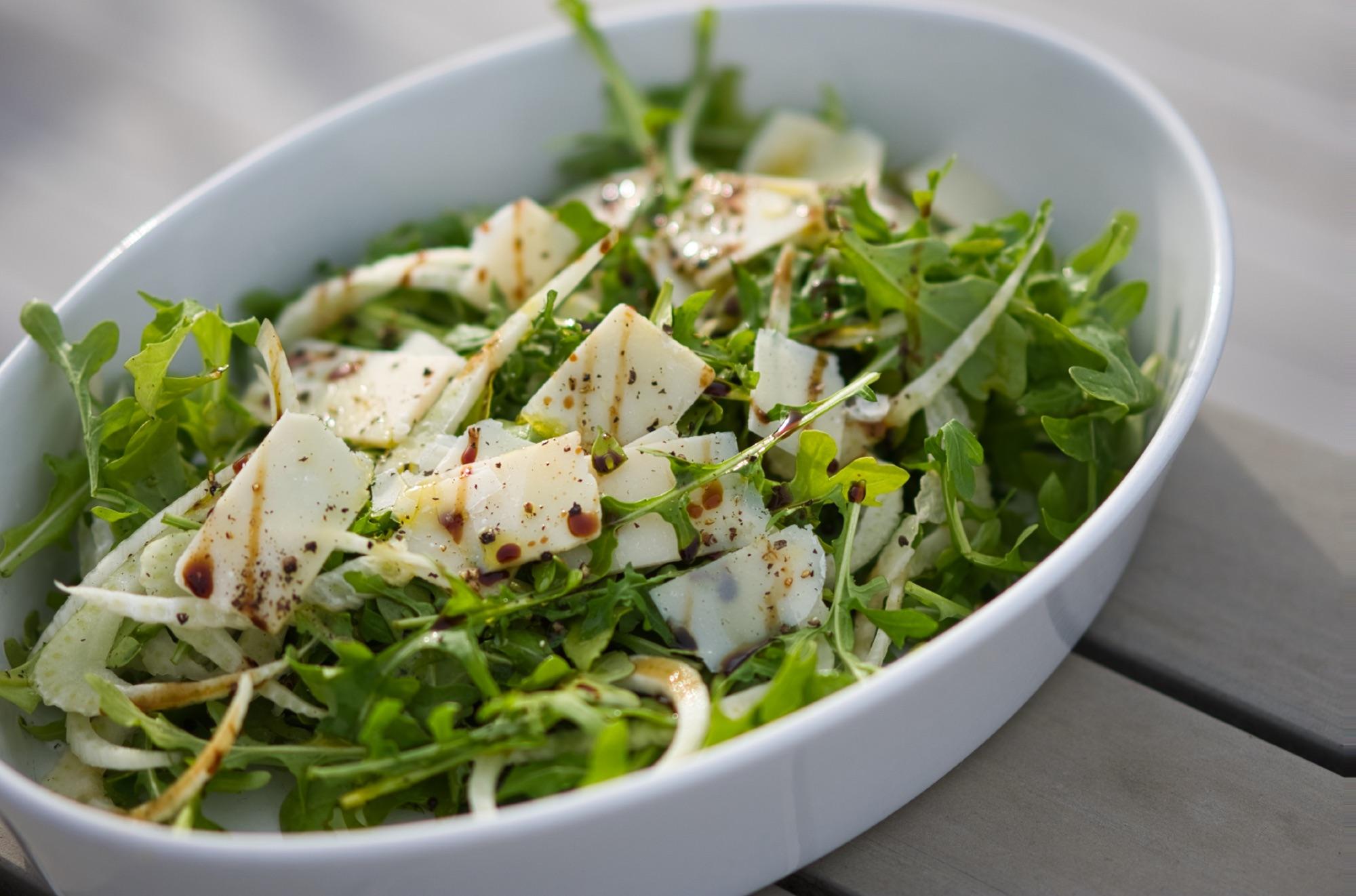 digge kreative salater i ildfast form med parmesan og salat