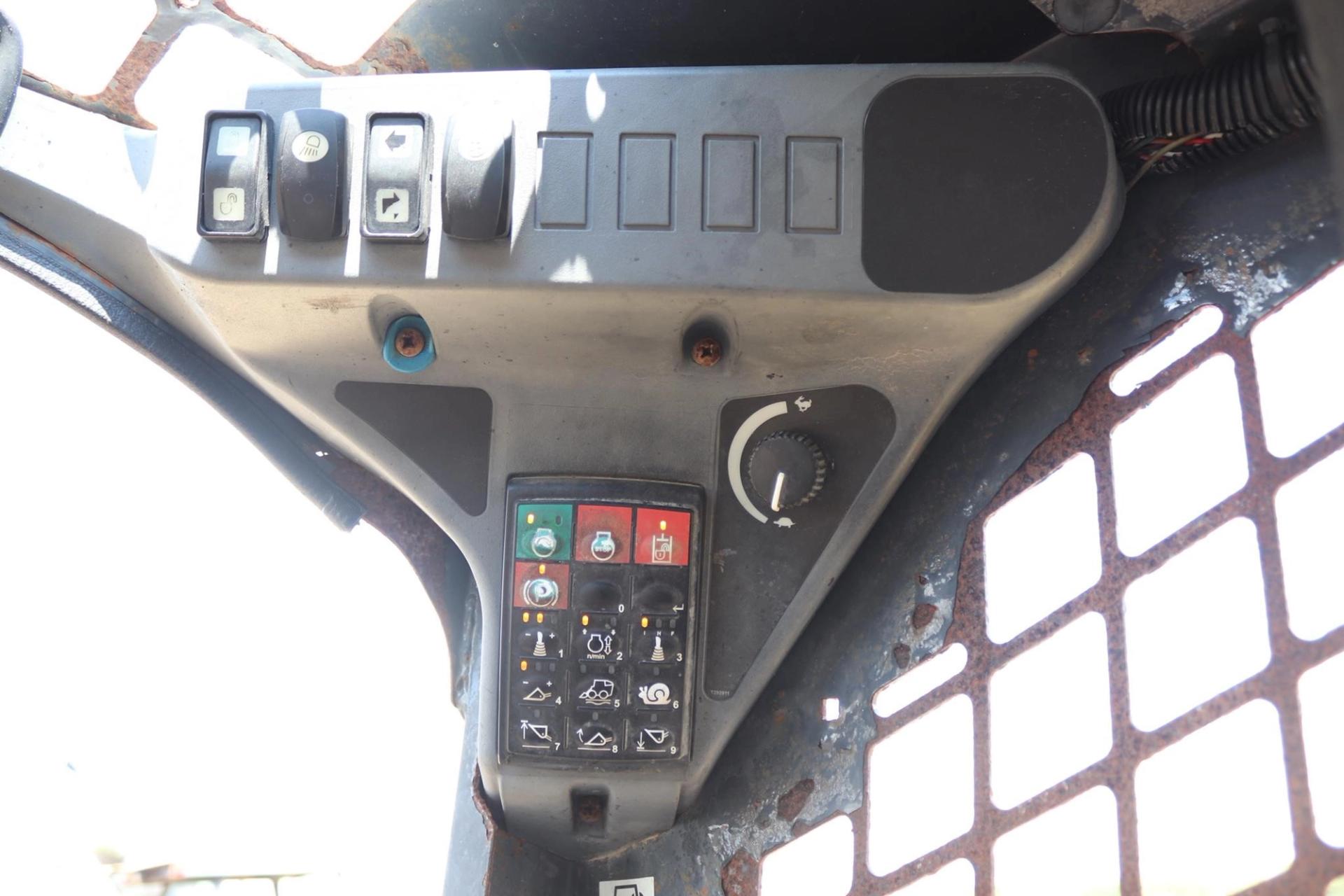 2015 DEERE 323E for sale in Lindale, Texas — photo 31