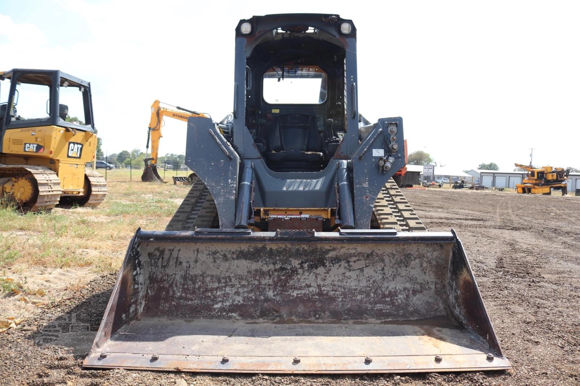 2015 DEERE 323E for sale in Lindale, Texas — photo 23
