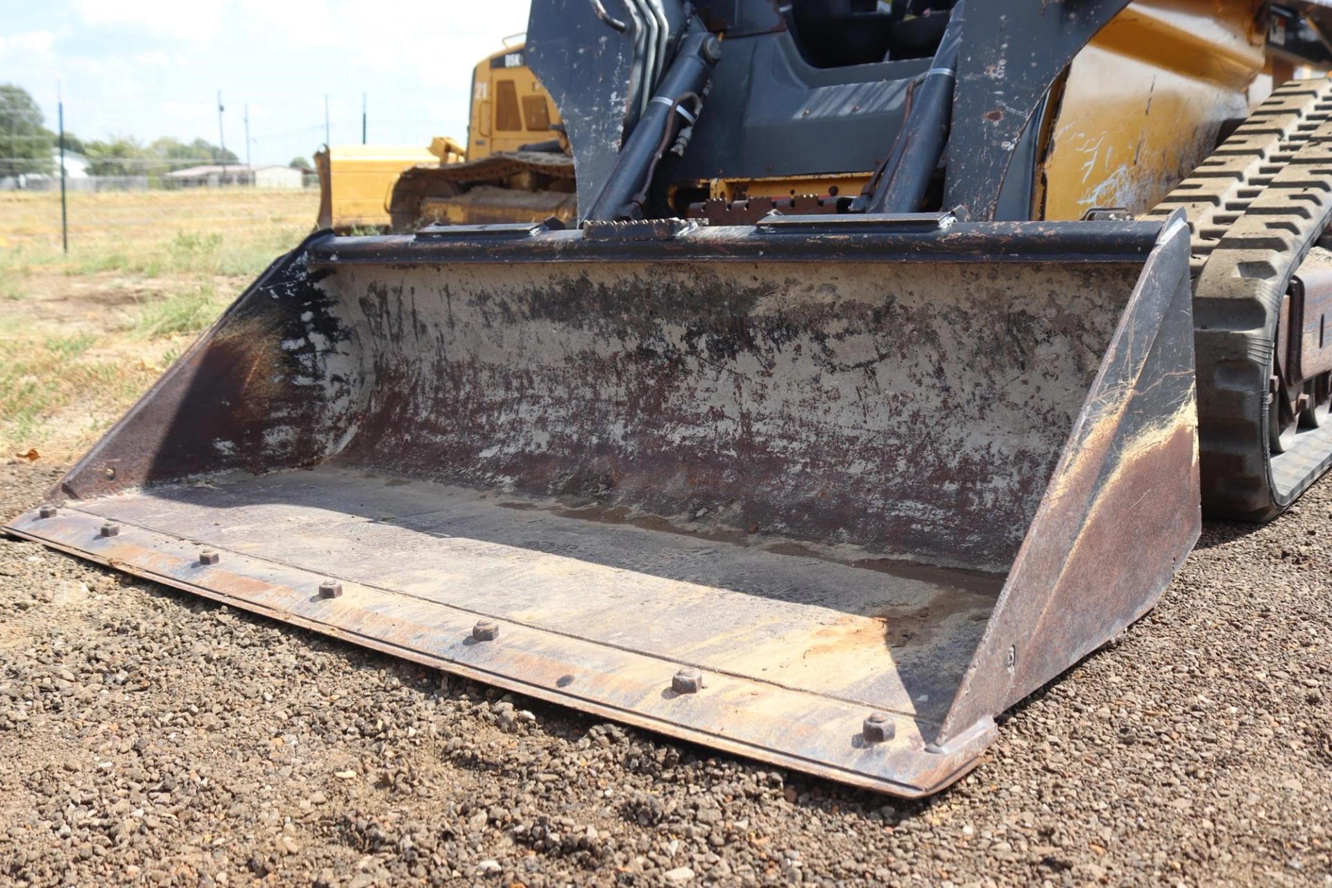 2015 DEERE 323E for sale in Lindale, Texas — photo 18
