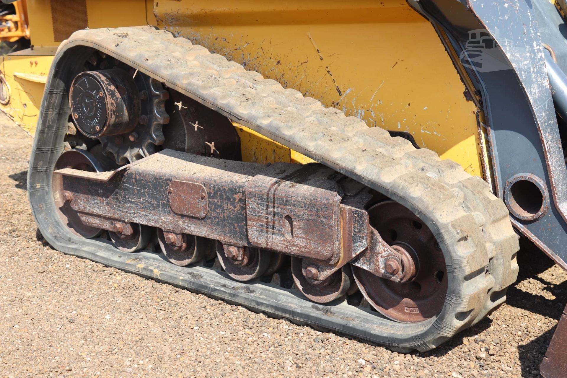 2015 DEERE 323E for sale in Lindale, Texas — photo 2
