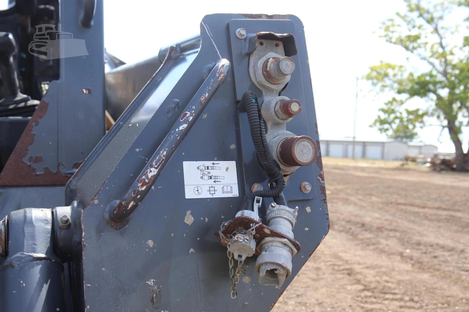2015 DEERE 323E for sale in Lindale, Texas — photo 21