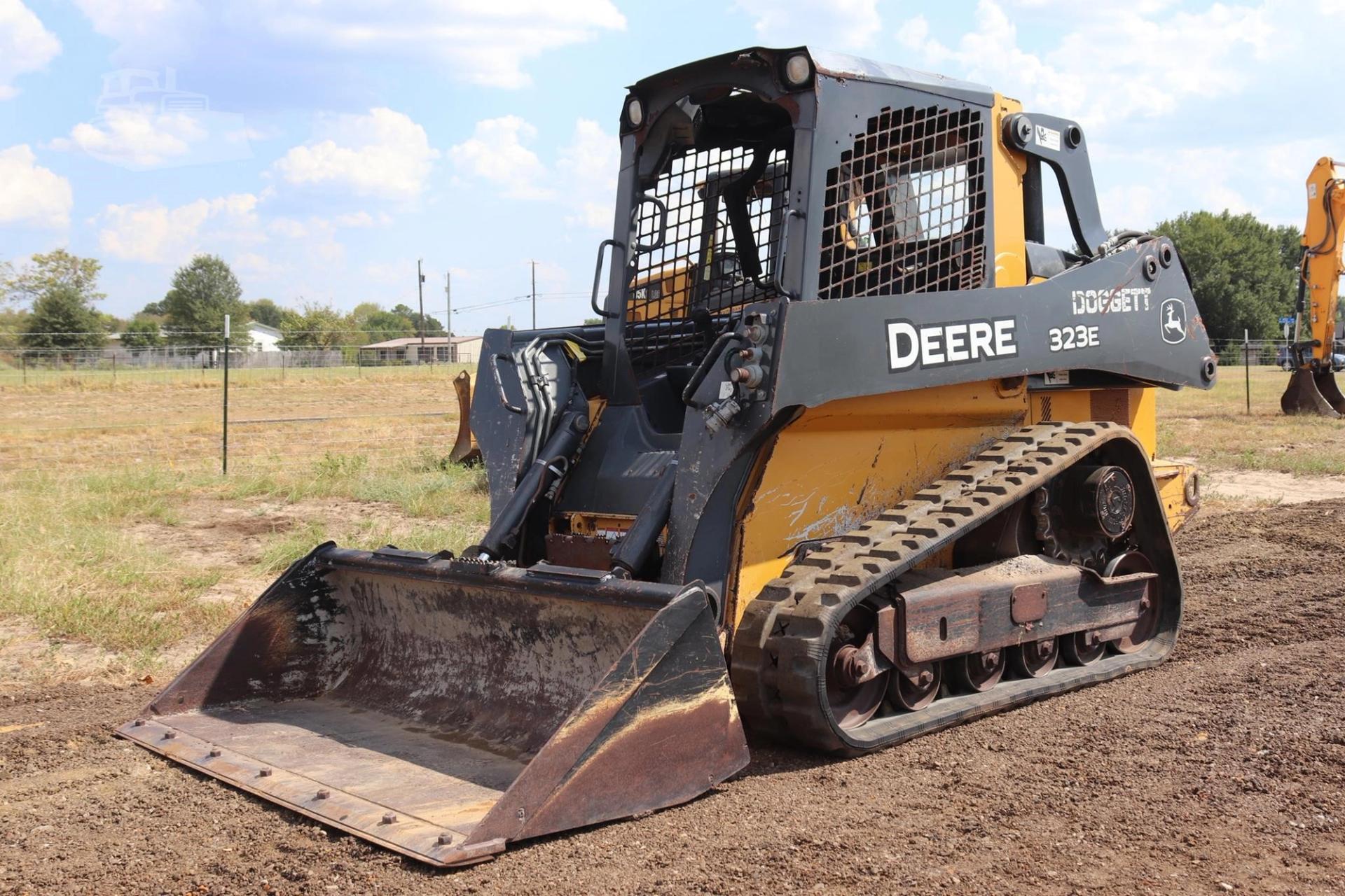 2015 DEERE 323E for sale in Lindale, Texas — photo 19