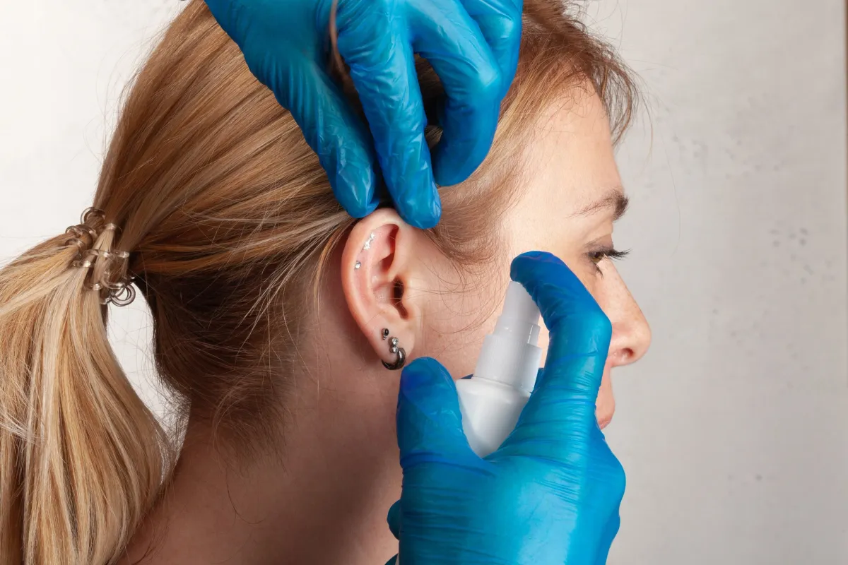 Pielęgnacja Uszu Po Przekłuciu – Kompletny Przewodnik 2026