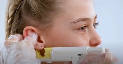 Чи болить прокол вух? Повний гід з безболісного проколювання вух у Варшаві