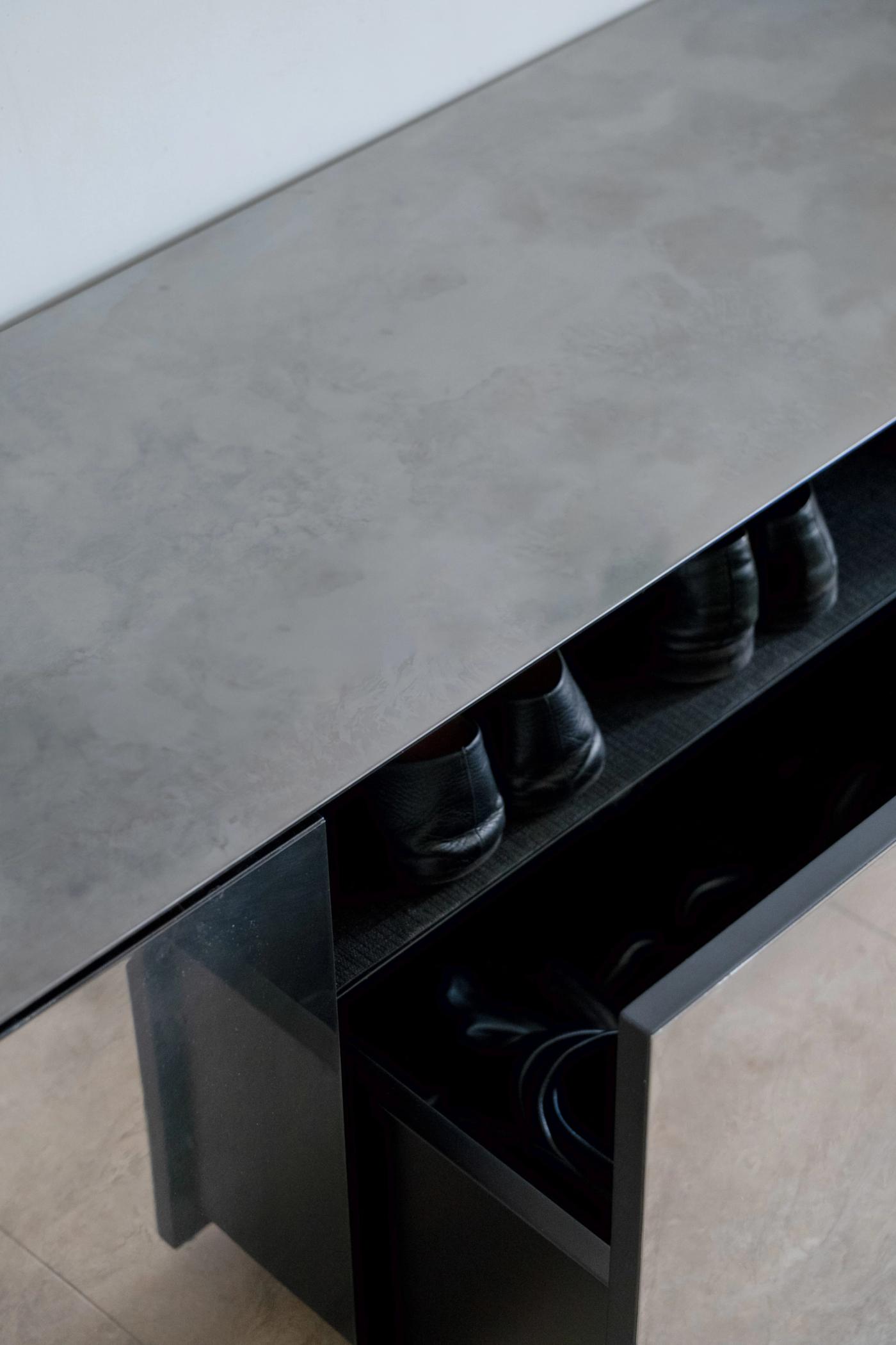 Tavolo moderno su misura in legno nero e cemento, arredamento d'autore Loreti e Sibilla.