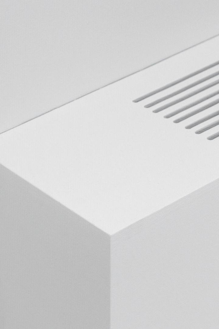 Dettaglio di serramenti in legno bianco con finitura minimale e design contemporaneo.